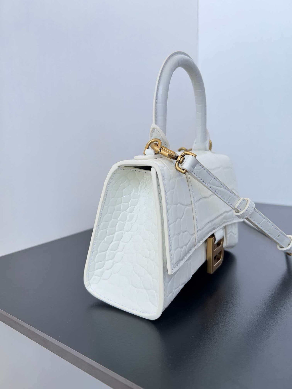 Crocodile patterned white gold buckle shoulder bag