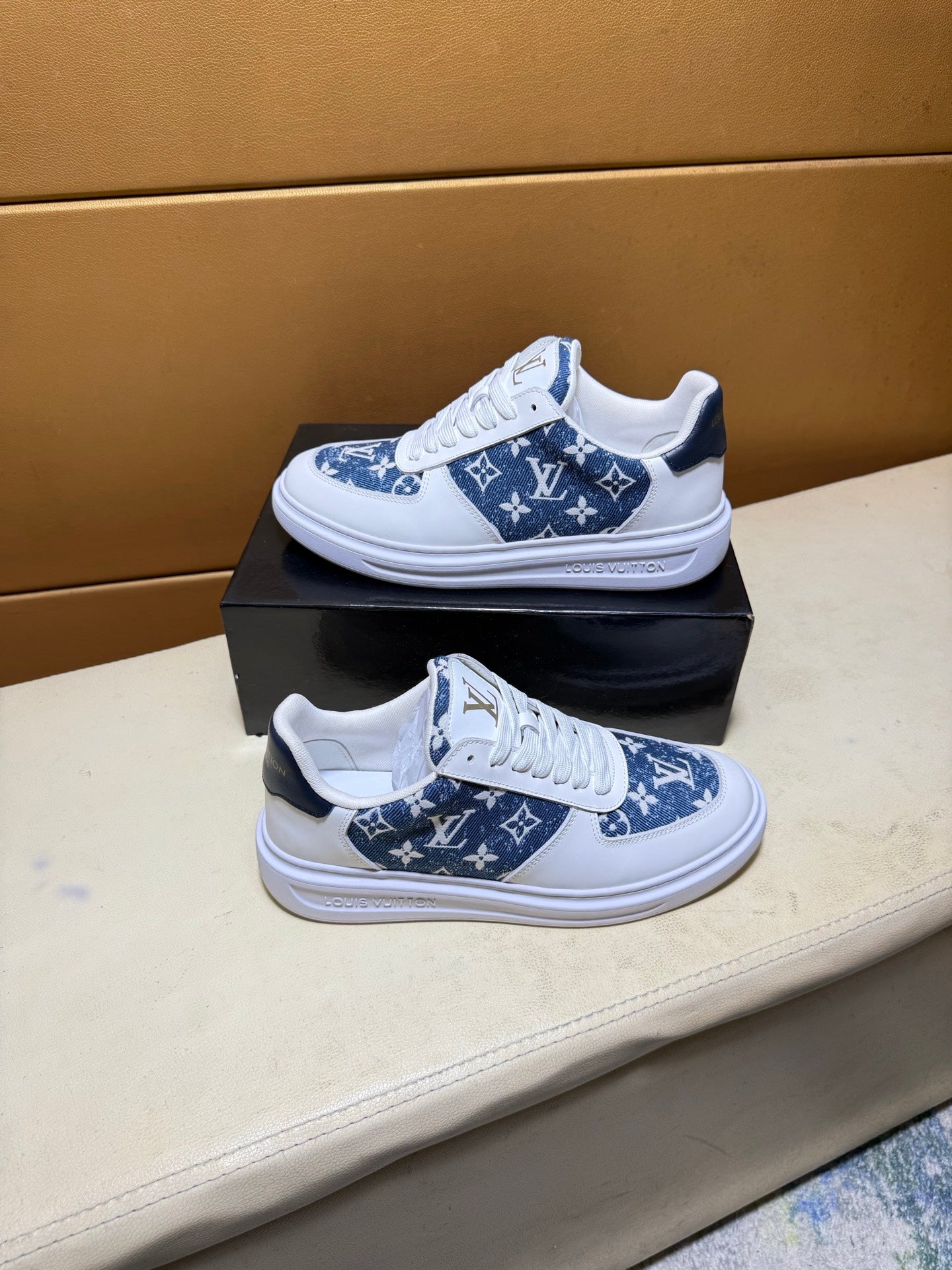 Unique modern style sports shoes