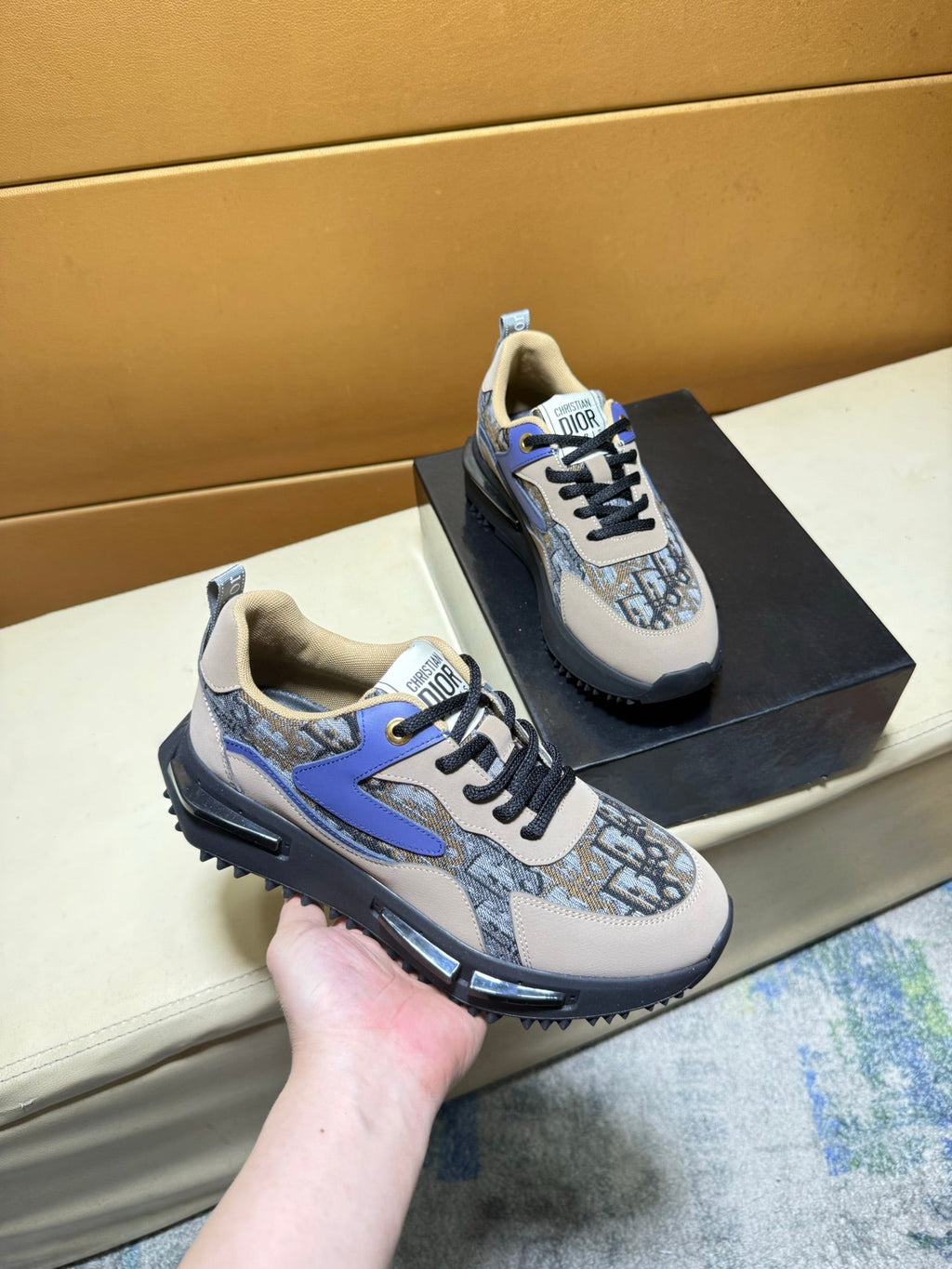 Unique modern style sports shoes