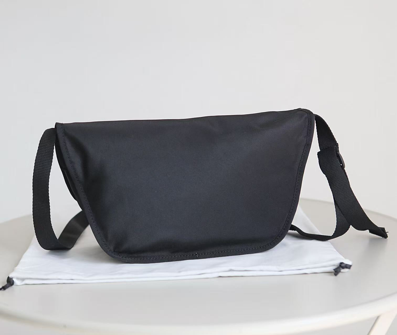 Velcro mountain buckle shoulder bag