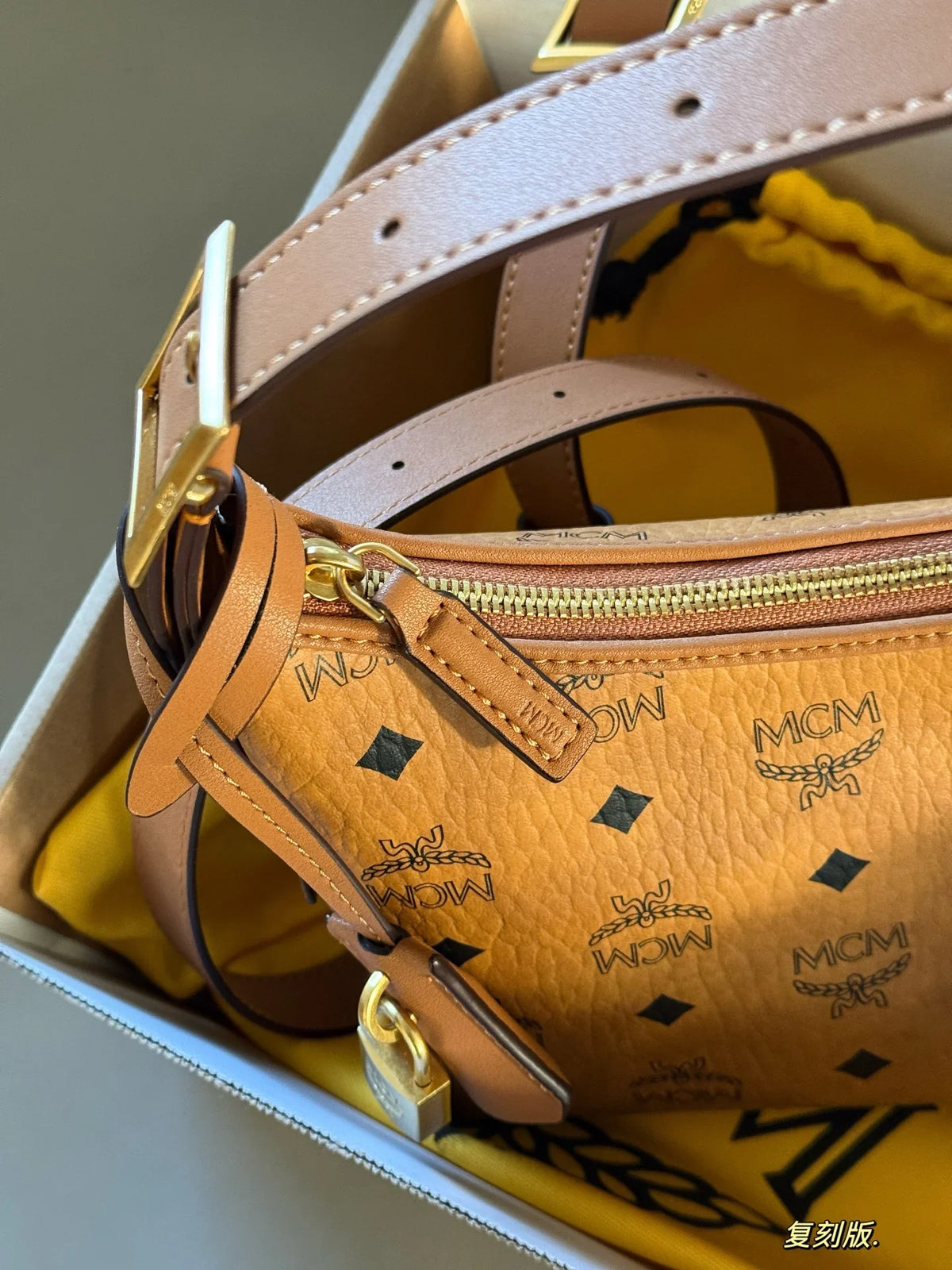 Bull horn armpit bag