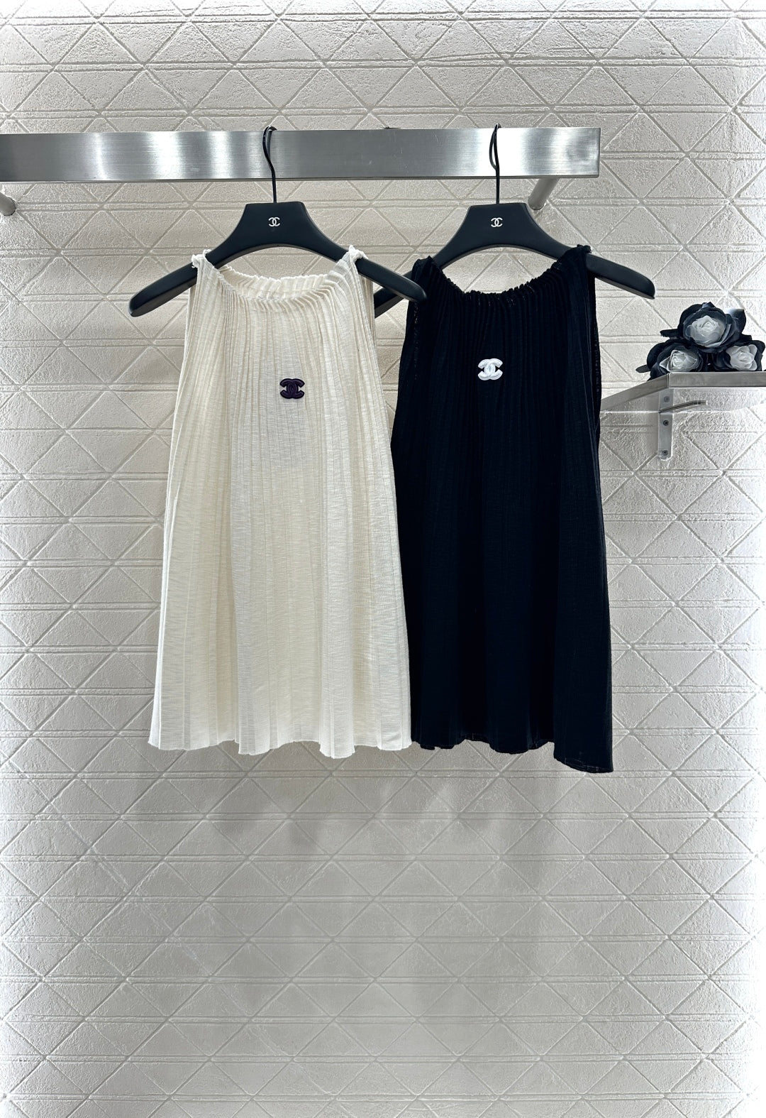 Halter neck pleated knitted vest
