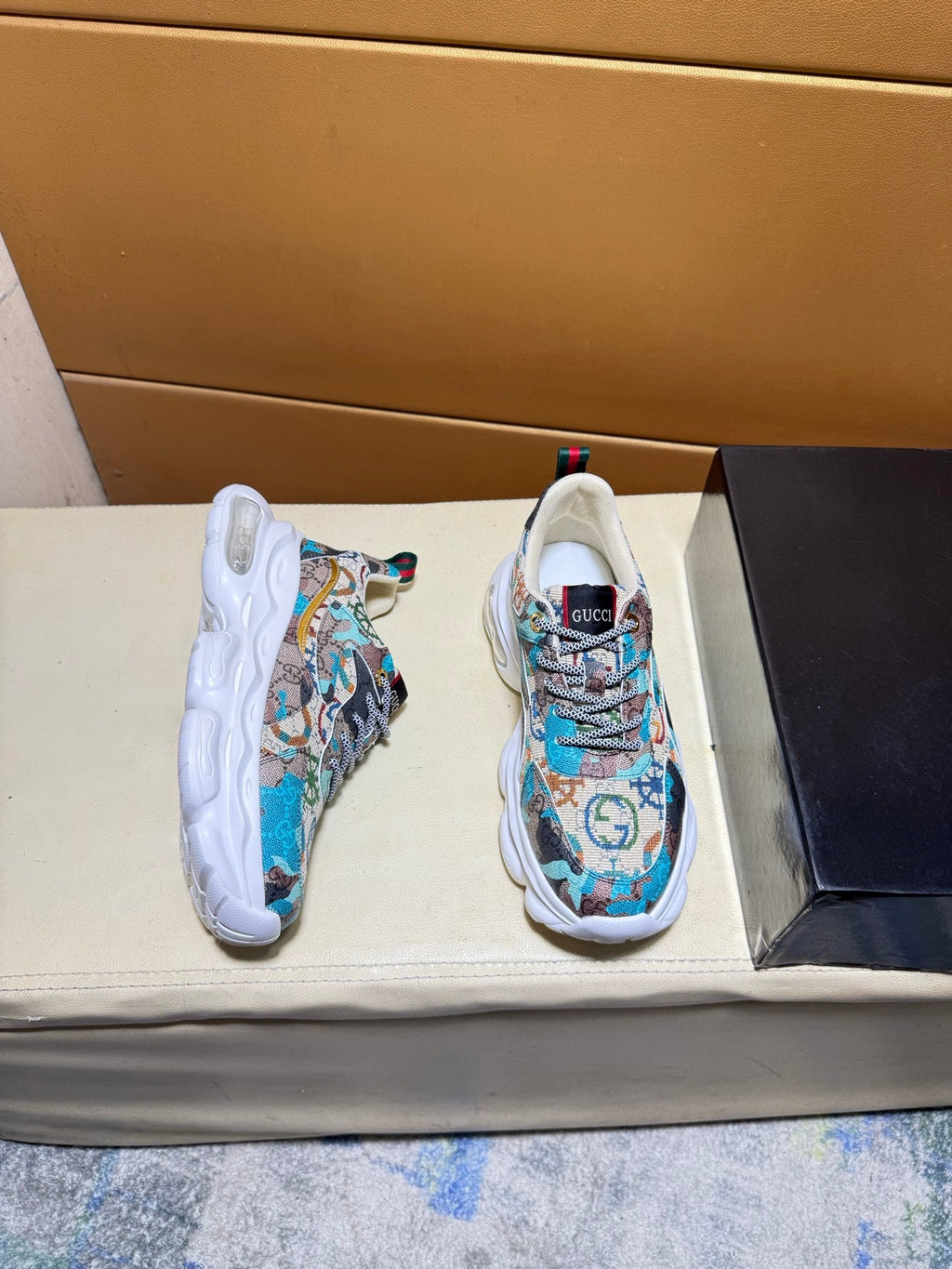 Unique modern style sports shoes