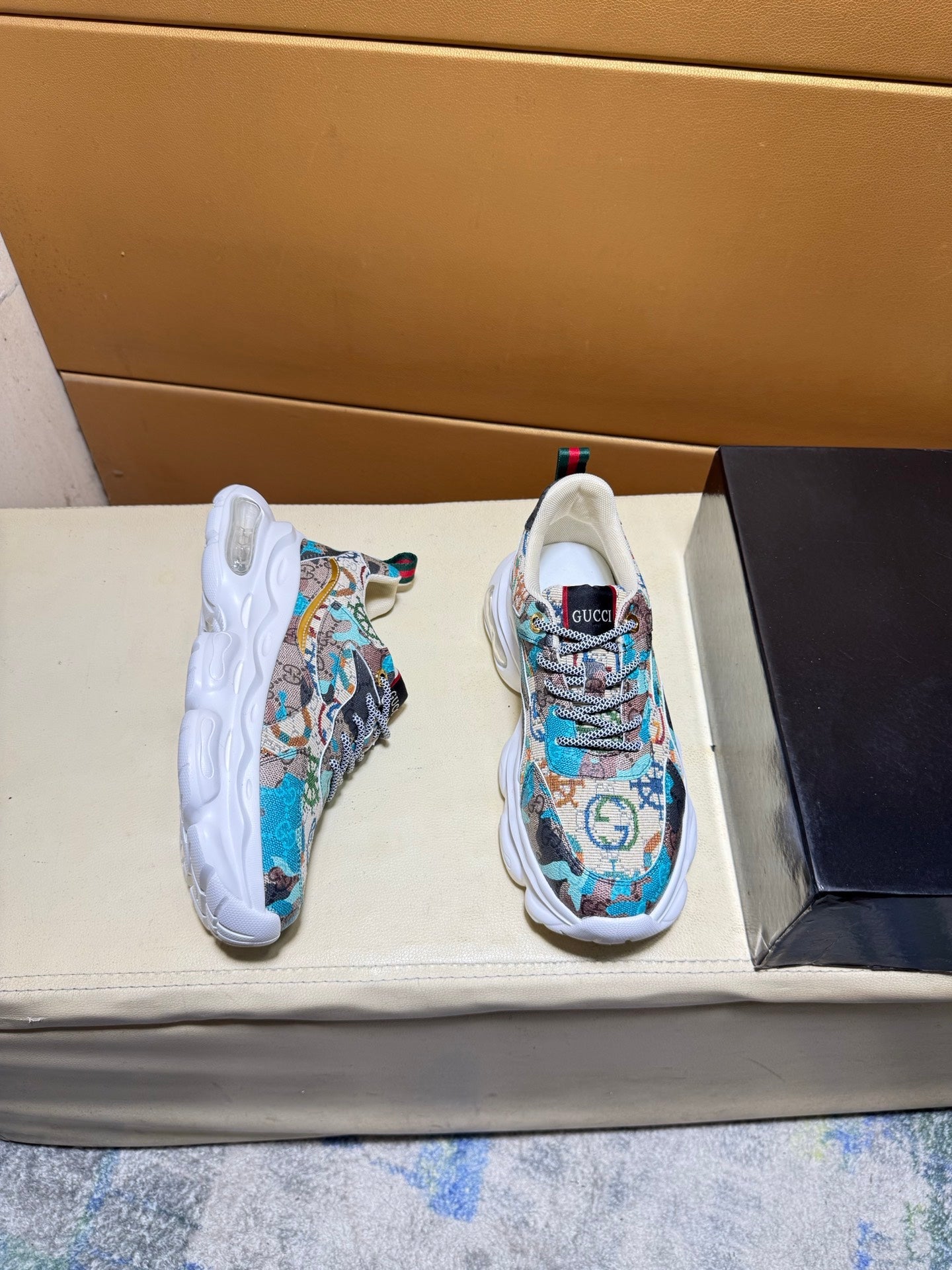 Unique modern style sports shoes