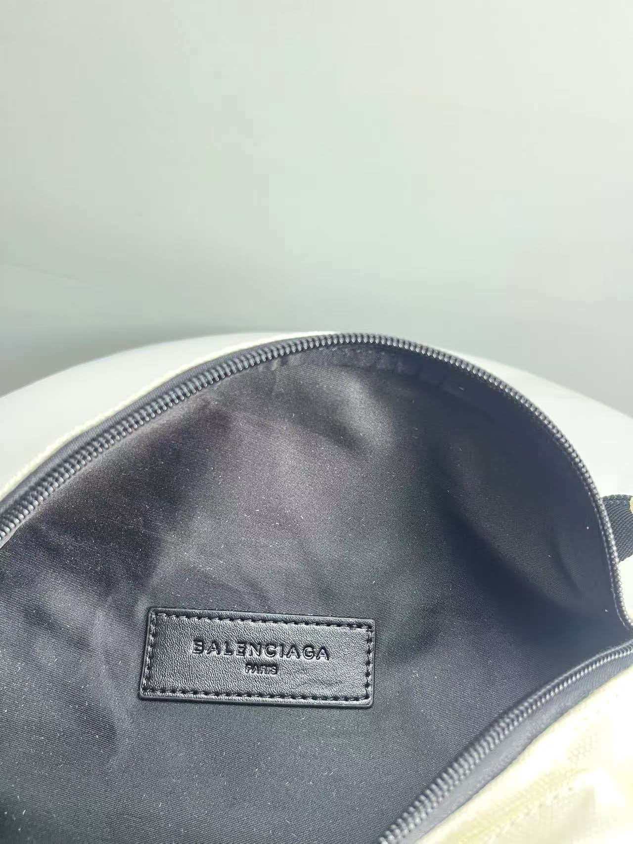 Canvas chest bag waist bag is simple and lightweight