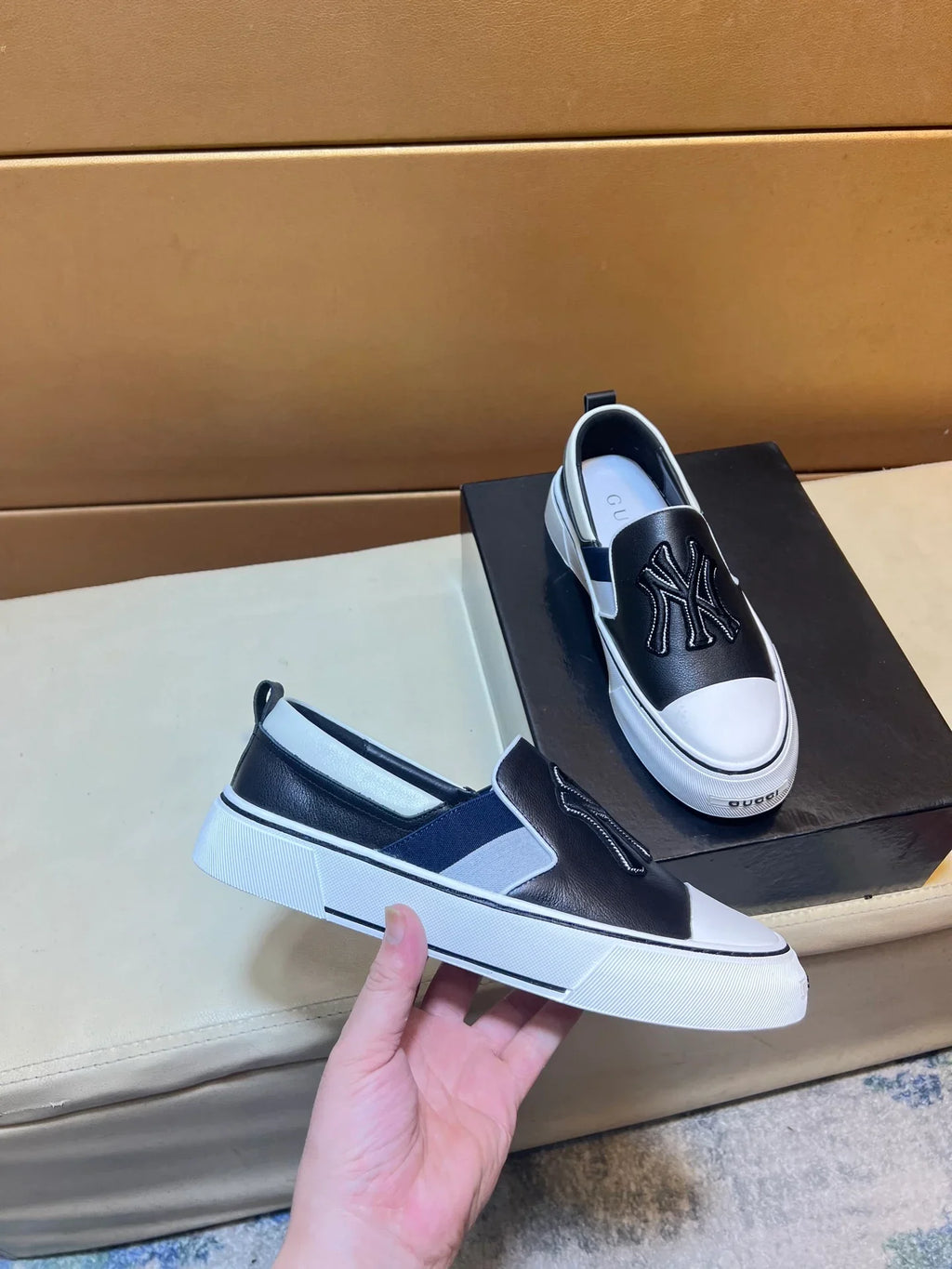 Modern style sports men's shoes