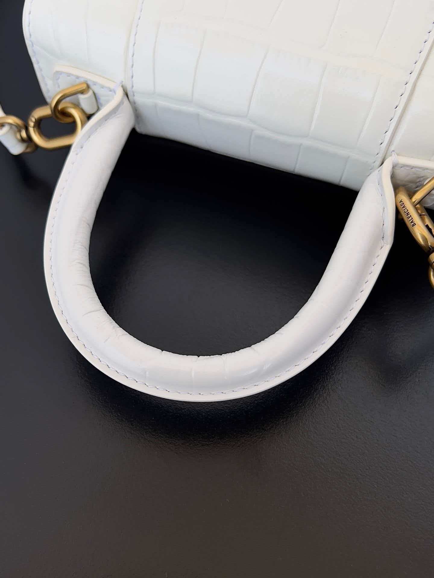 Crocodile patterned white gold buckle shoulder bag