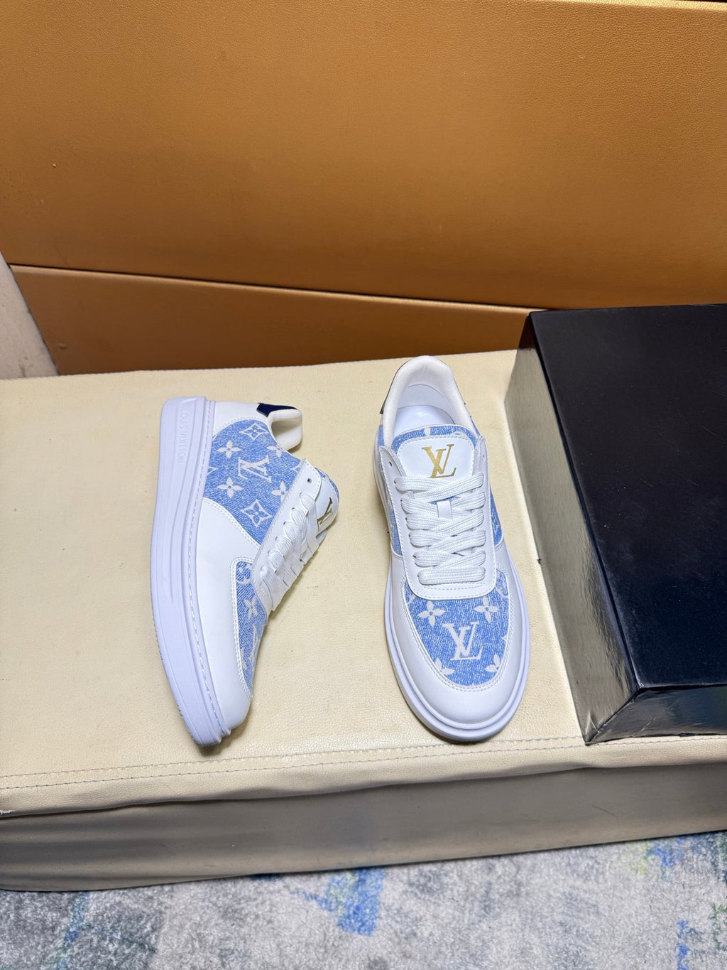 Unique modern style sports shoes