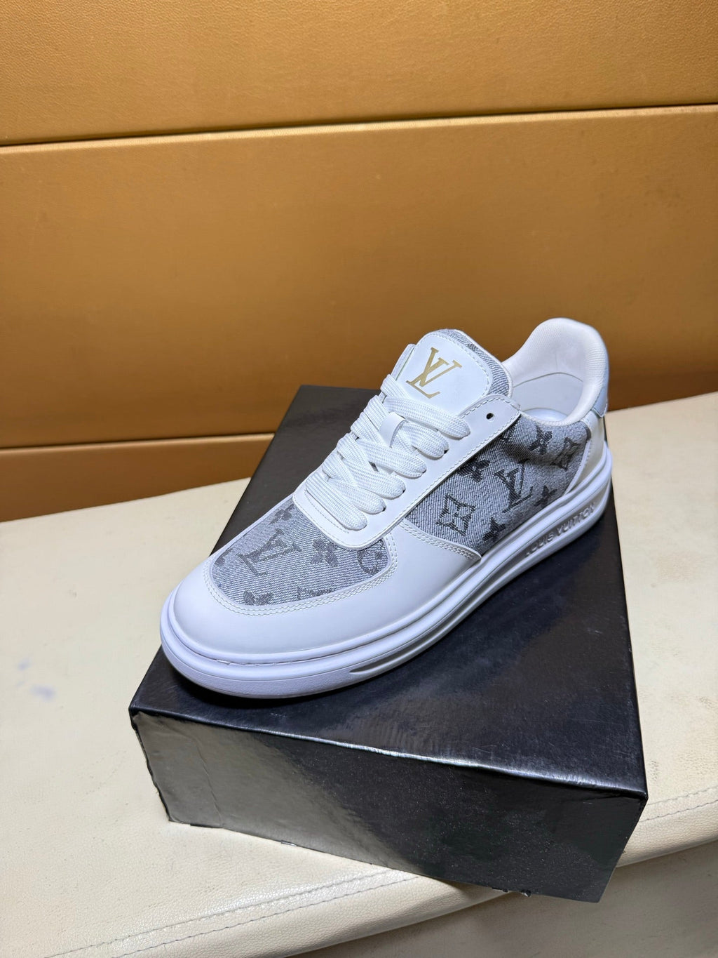 Unique modern style sports shoes