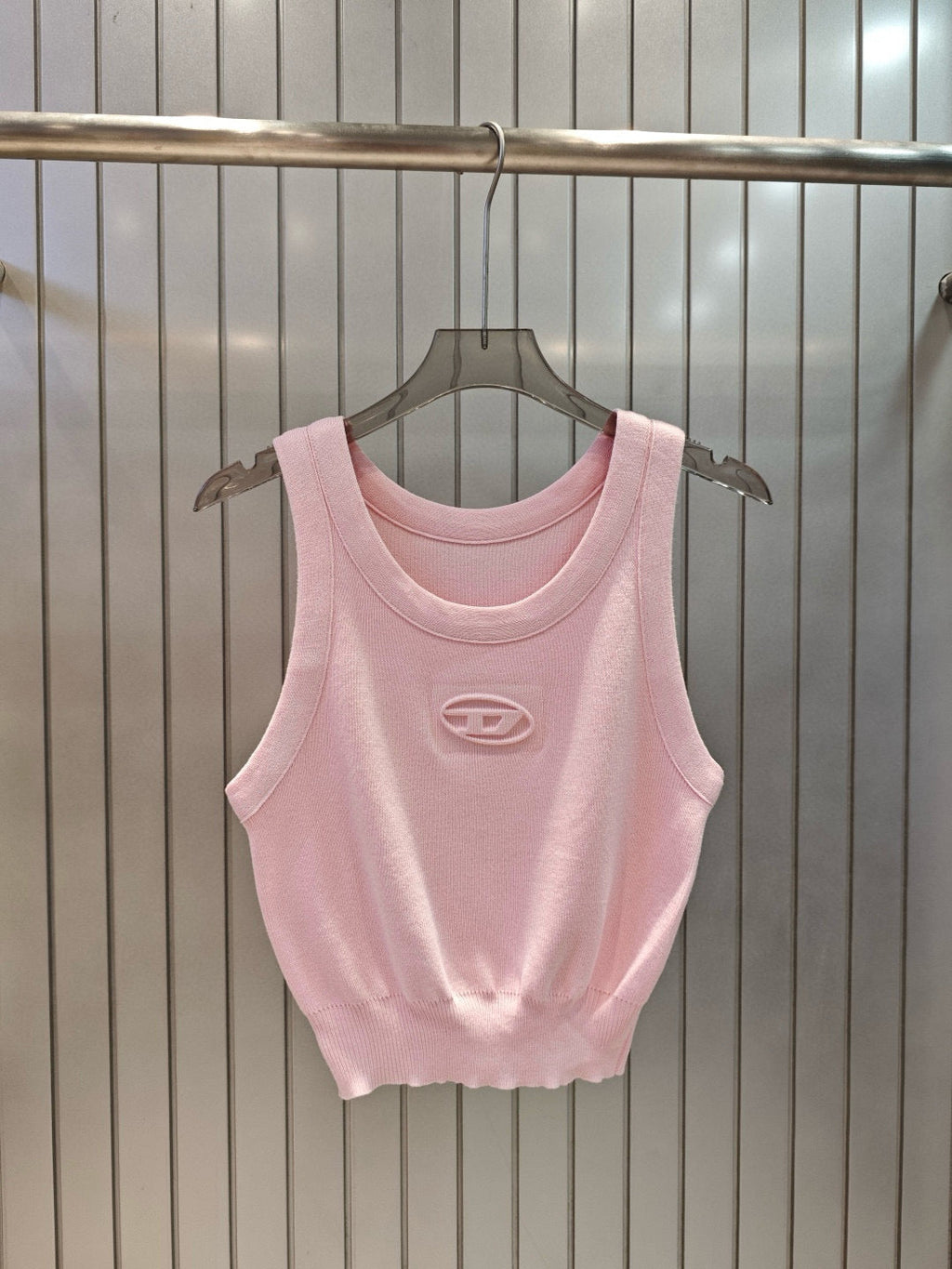 Knitted vest with 3D printed logo