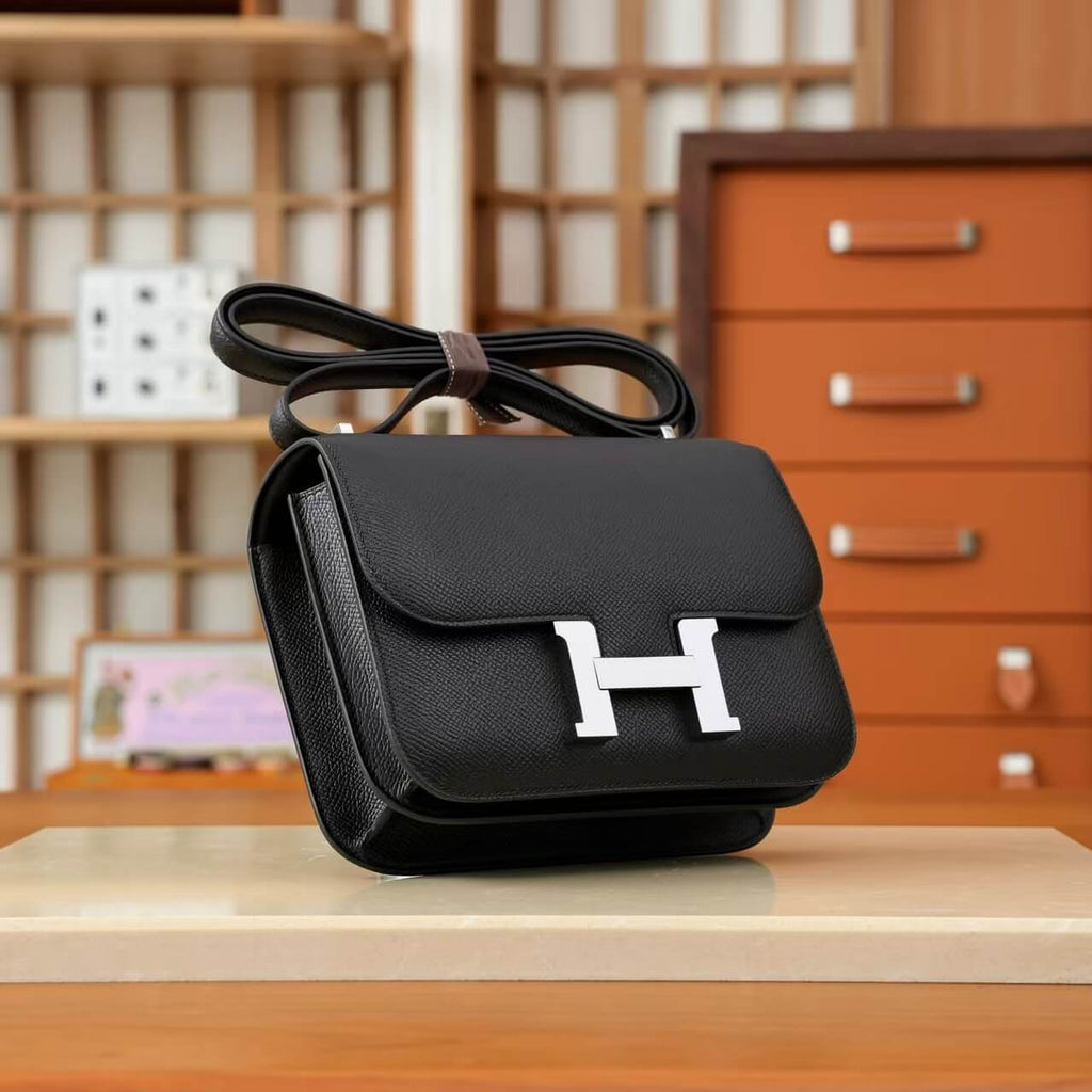 Classic Fashion Silver Buckle Shoulder Bag