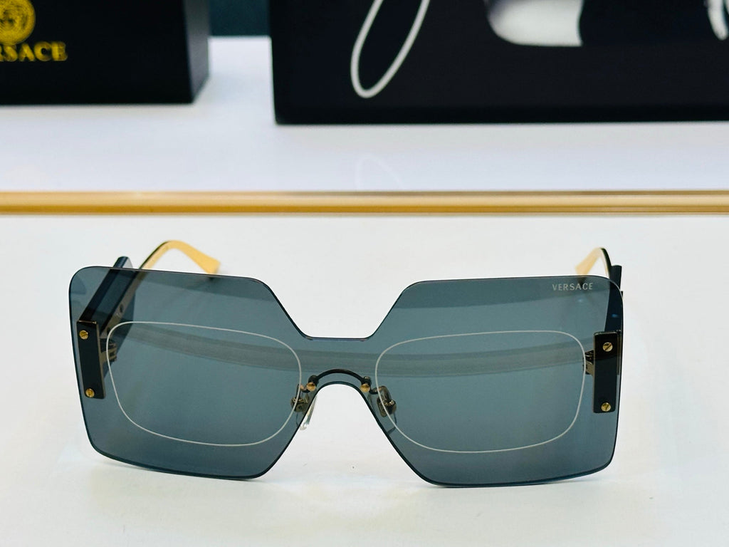 Fashionable large square sunglasses