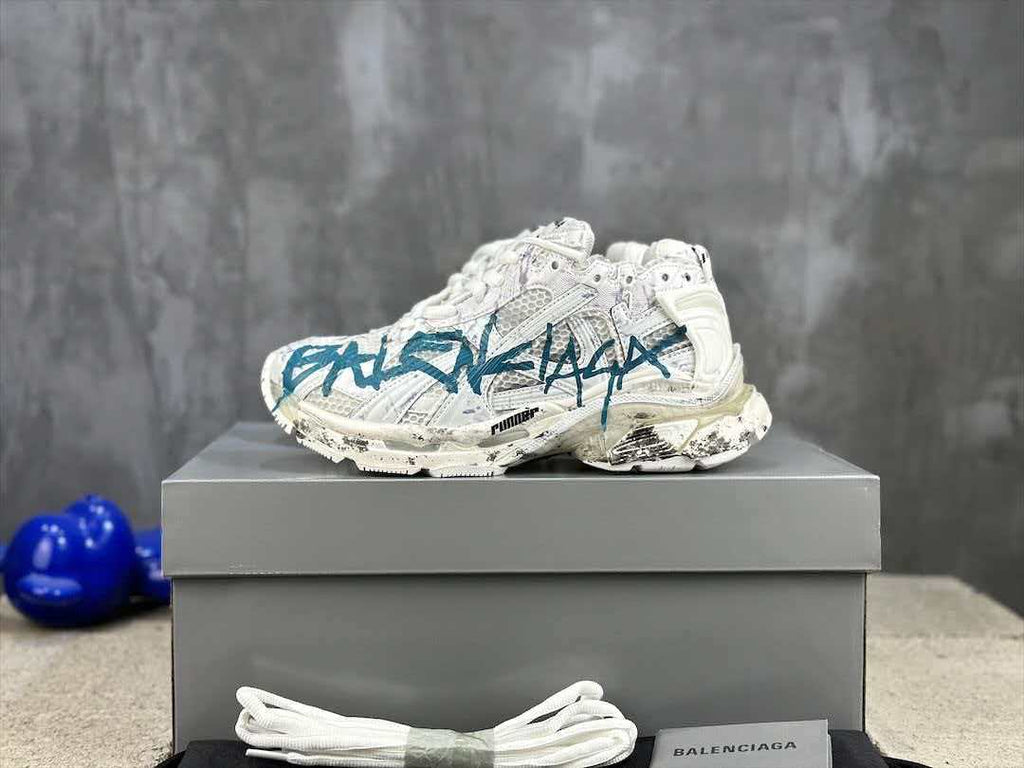 Wear and tear style sports shoes