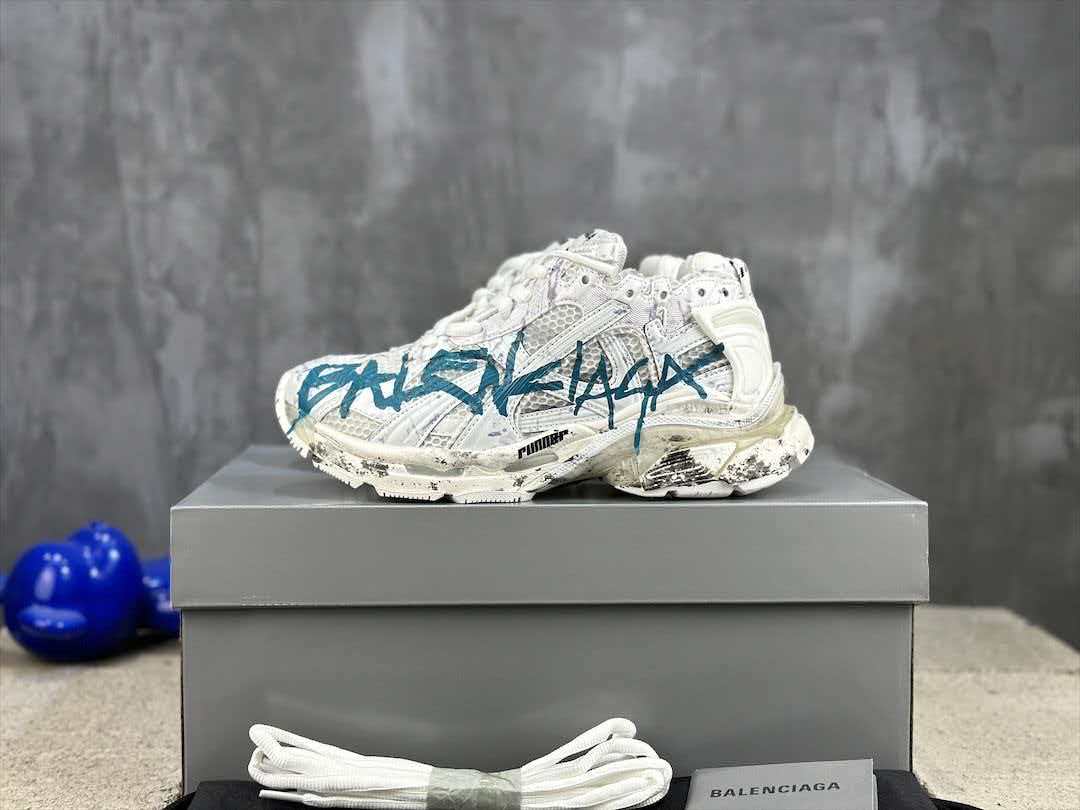 Wear and tear style sports shoes