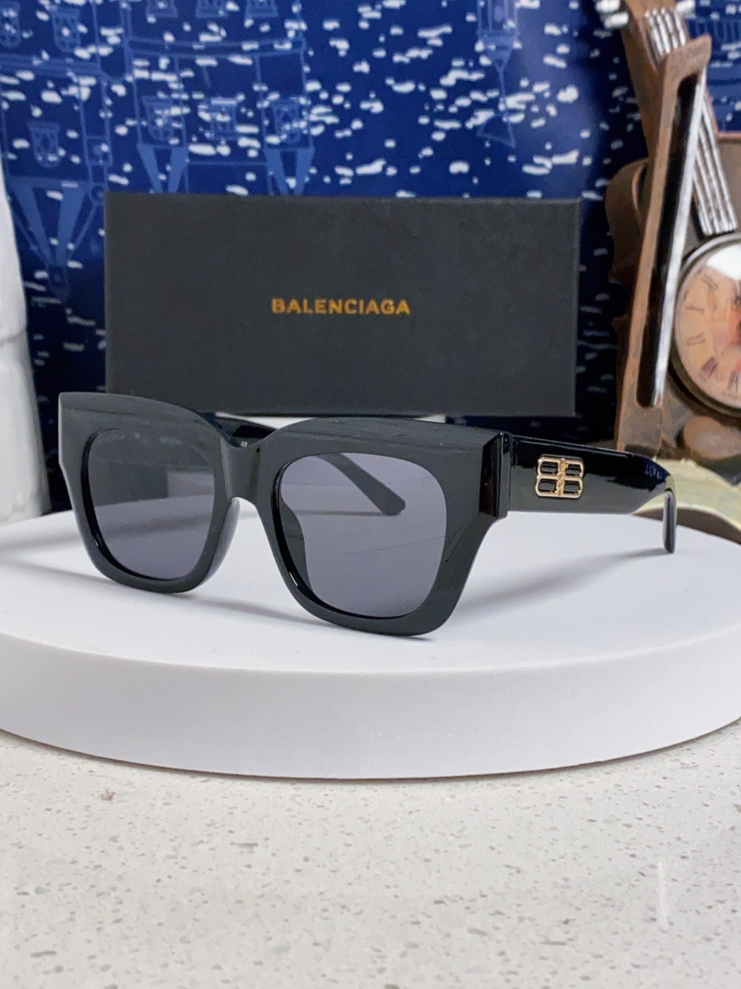 Small frame slimming sunscreen and UV resistant sunglasses