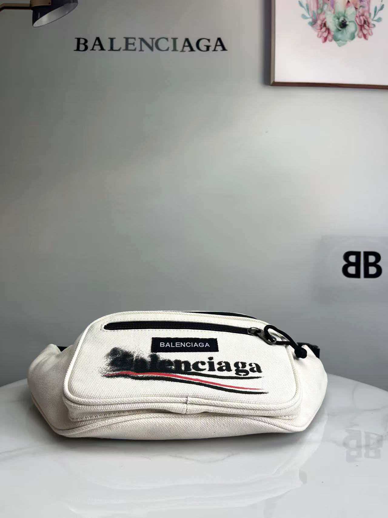 Canvas chest bag waist bag is simple and lightweight