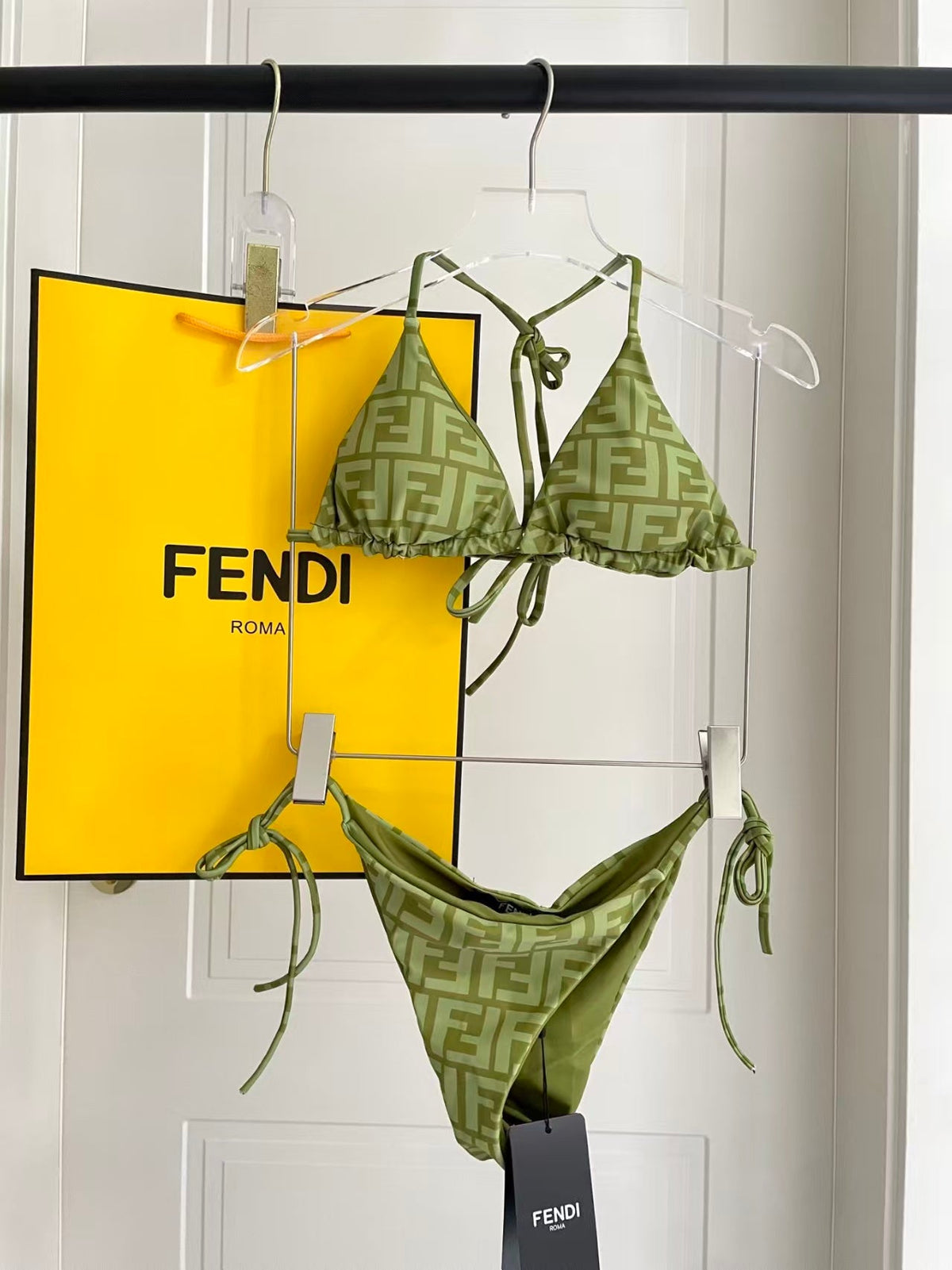 New split camisole swimsuit