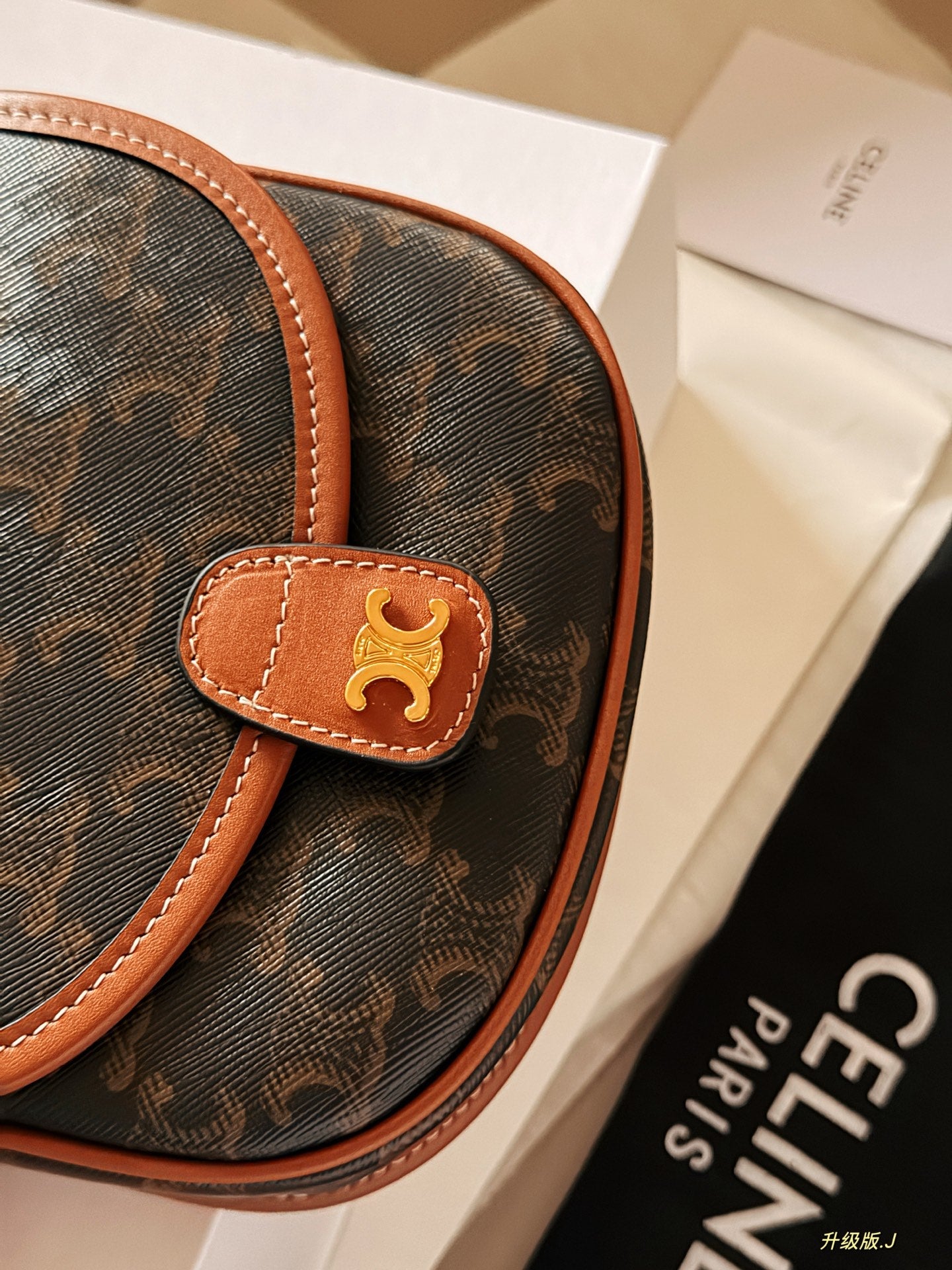 Small label saddle bag