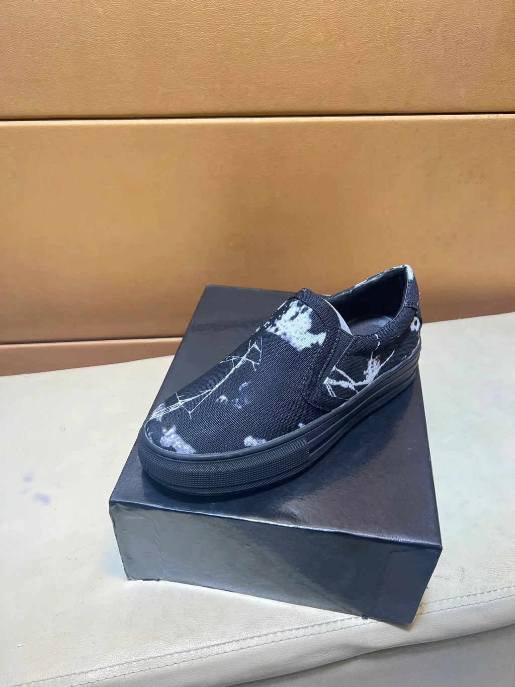 Modern style sports shoes