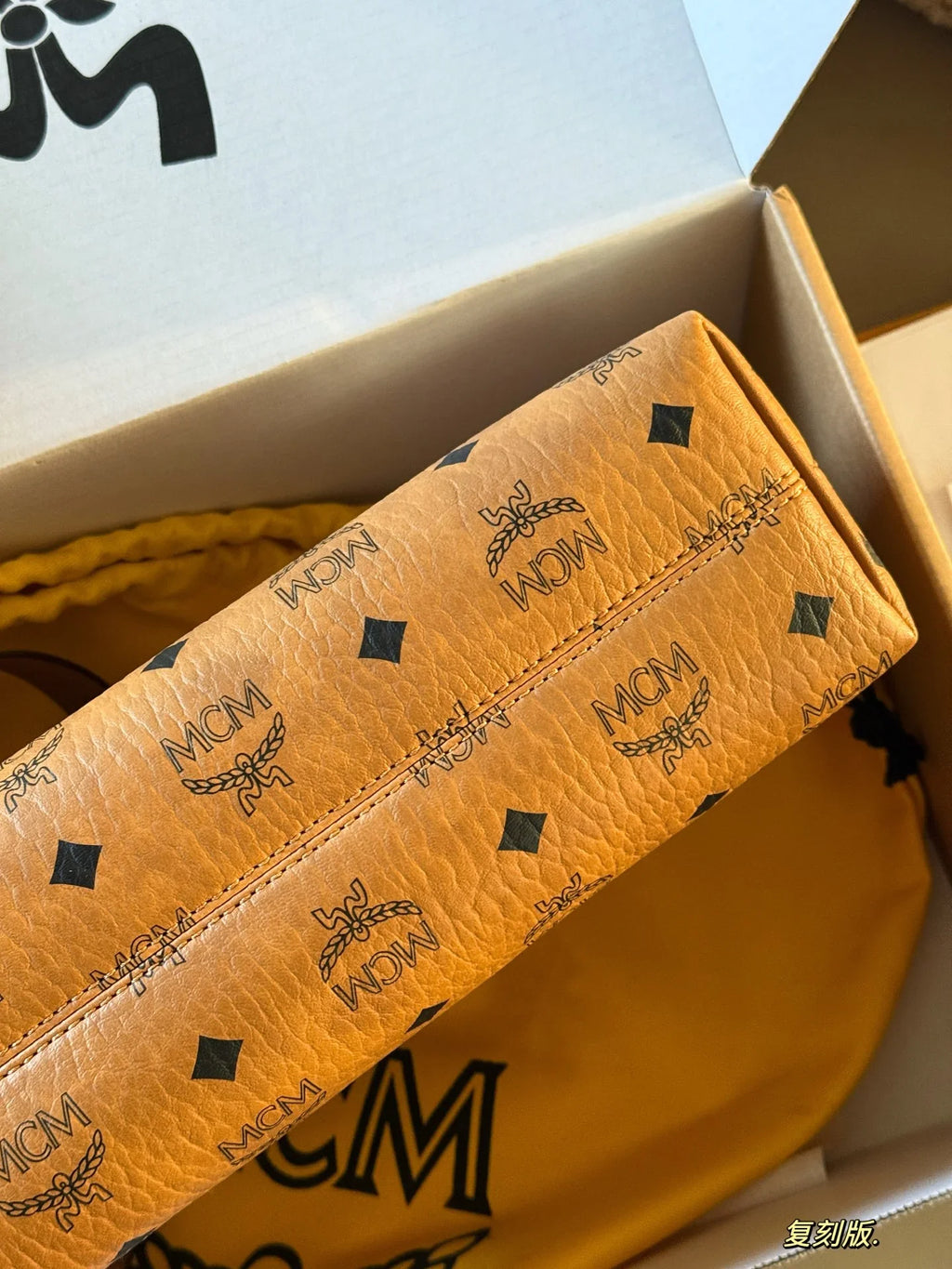 Bull horn armpit bag