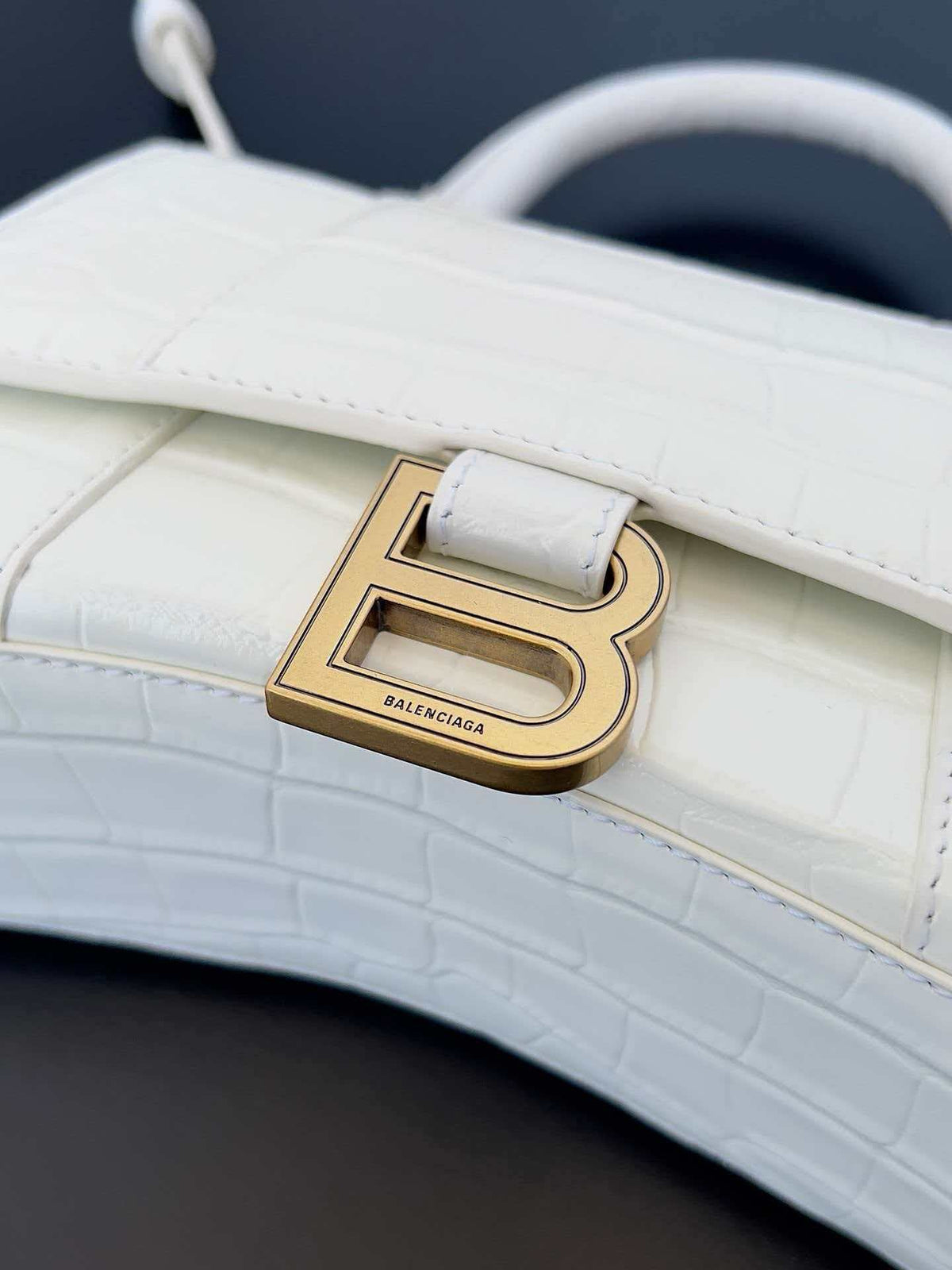 Crocodile patterned white gold buckle shoulder bag