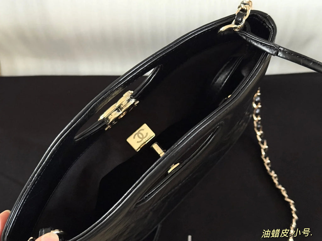 Hollow handle tote bag