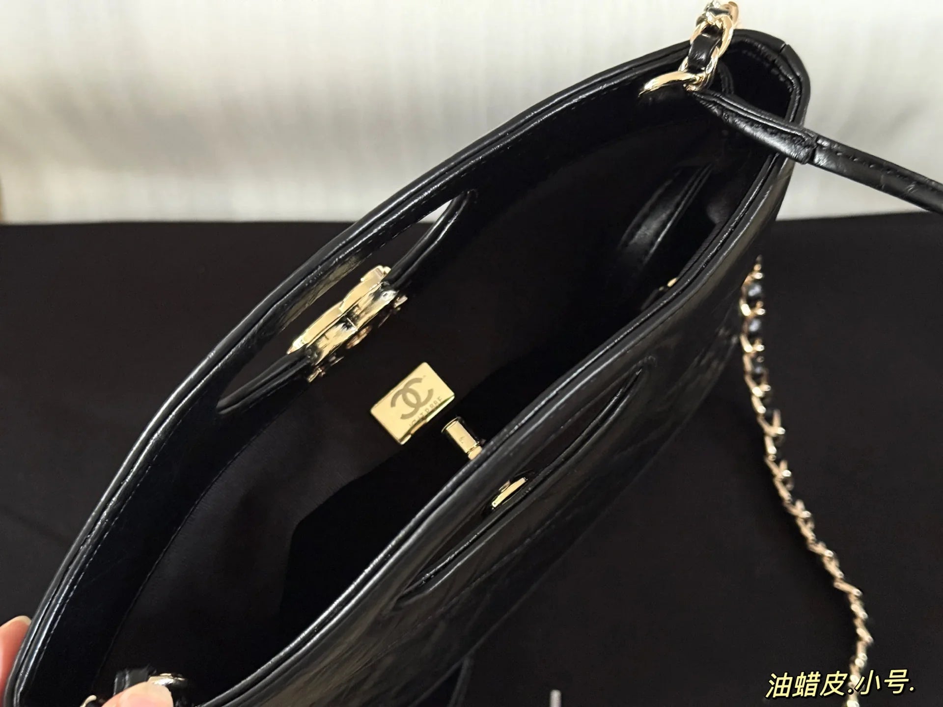 Hollow handle tote bag