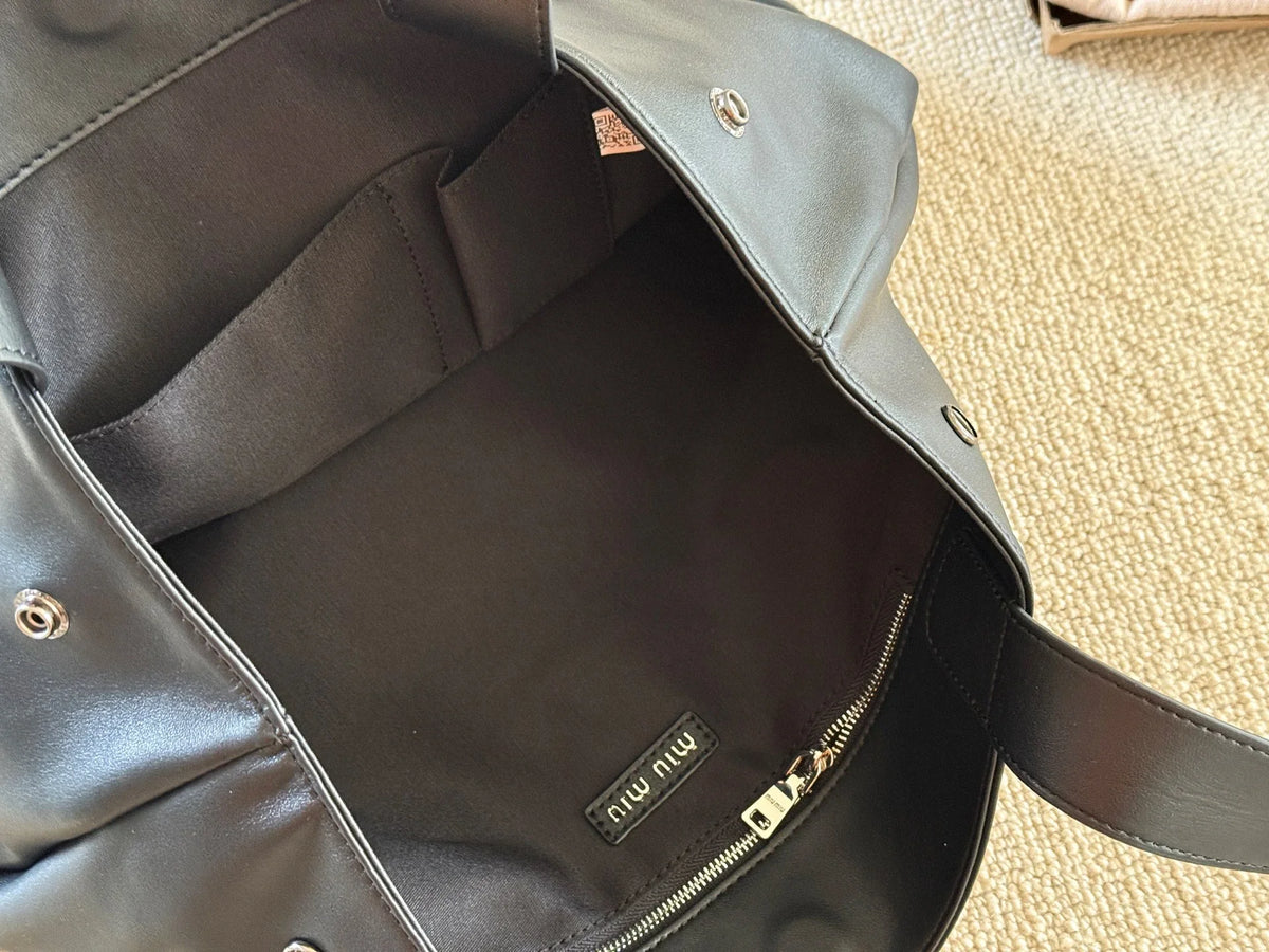 Vertical trapezoidal tote bag