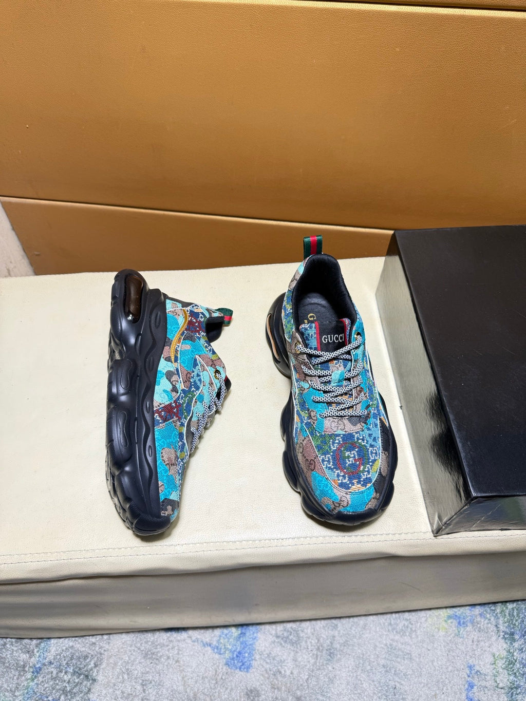 Unique modern style sports shoes