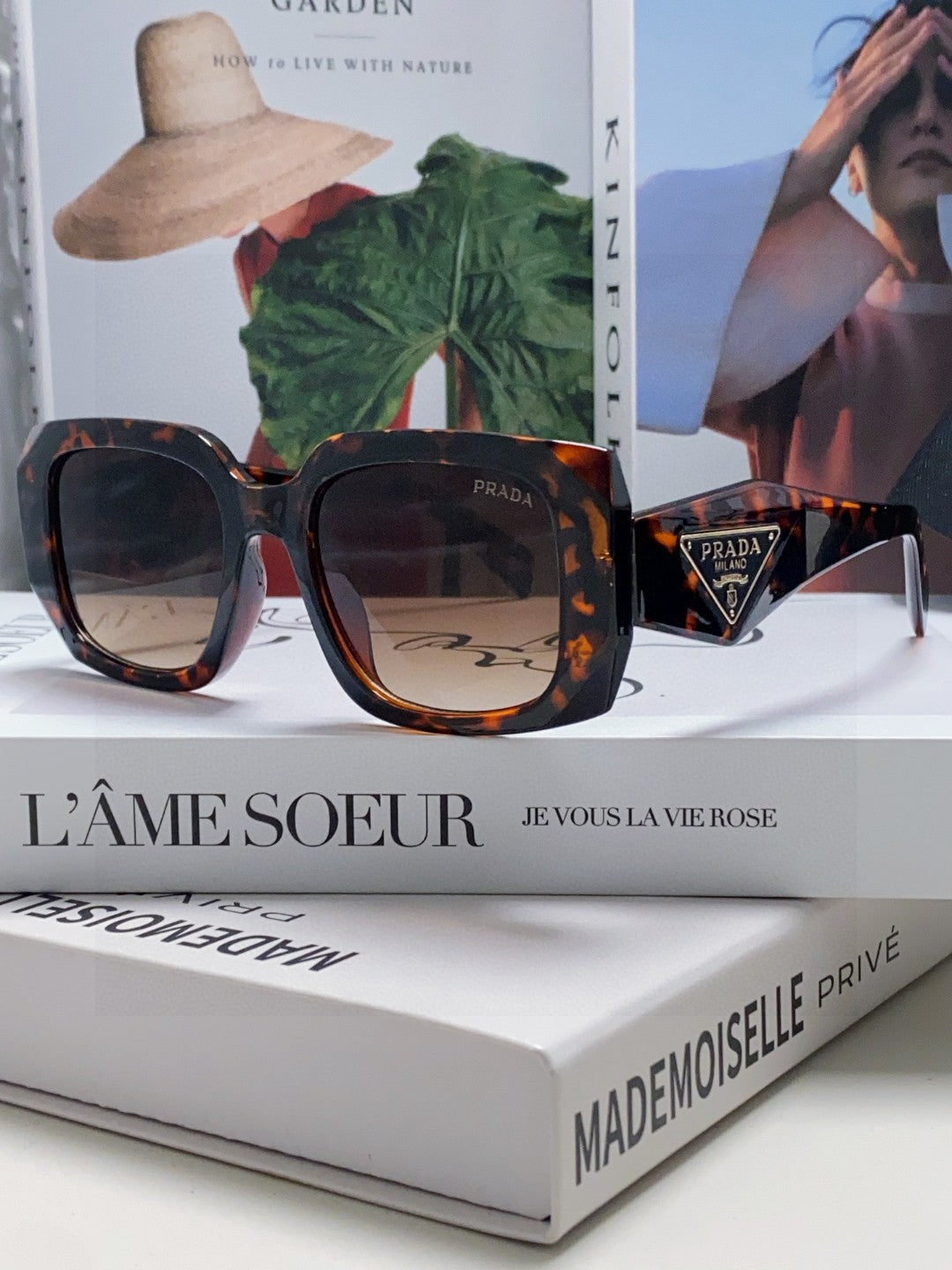 Retro inverted triangle logo sunglasses
