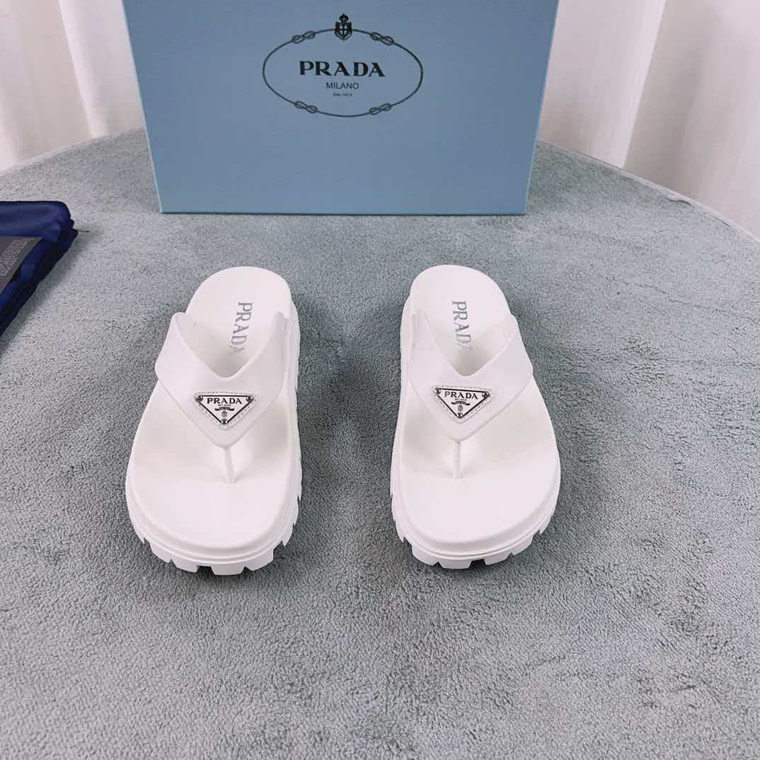Latest couple style clamp slippers