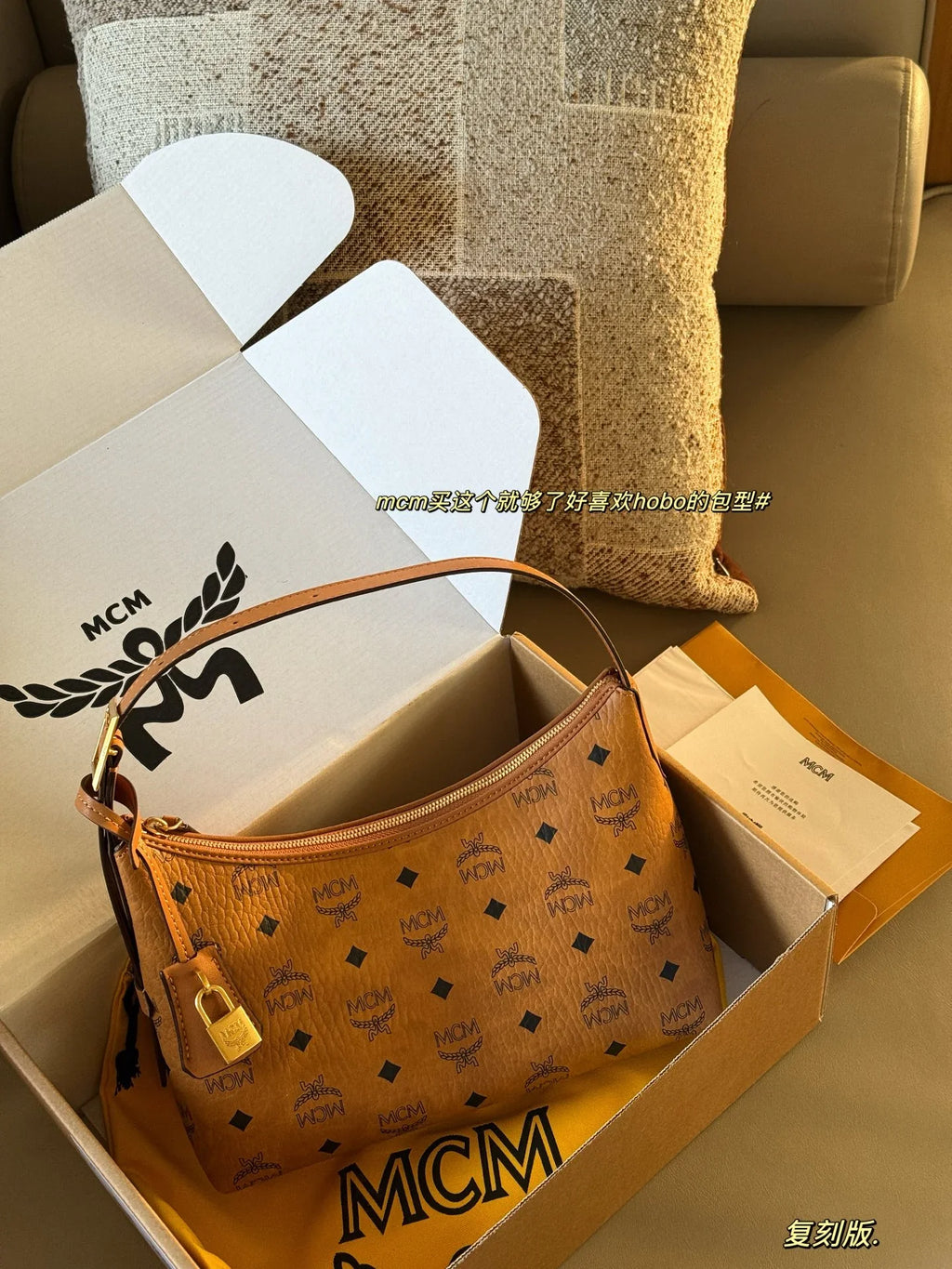 Bull horn armpit bag