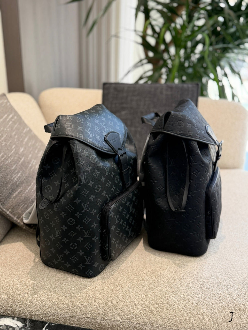 Belt buckle black flower/embossed backpack