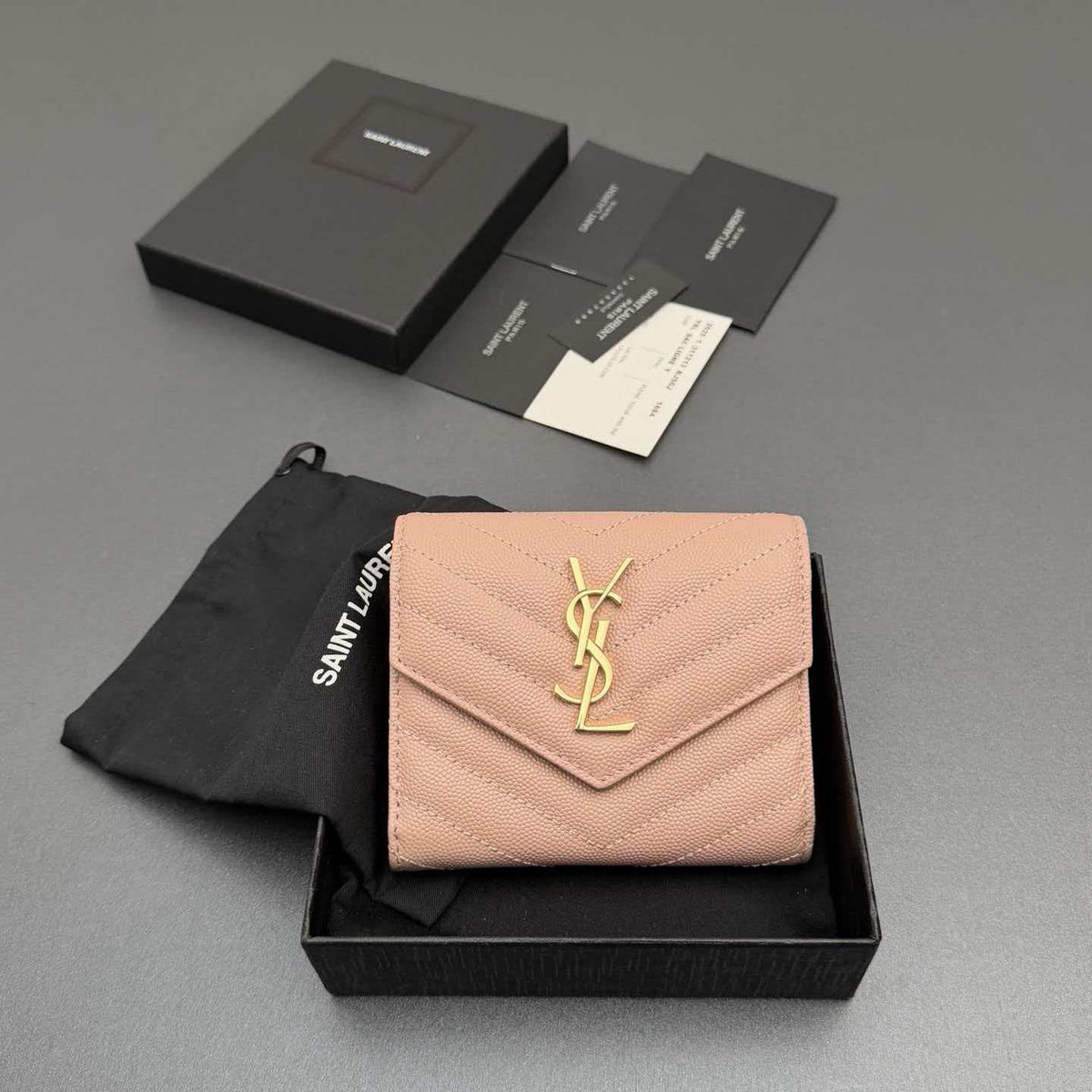 Short grain embossed leather three fold short bag
