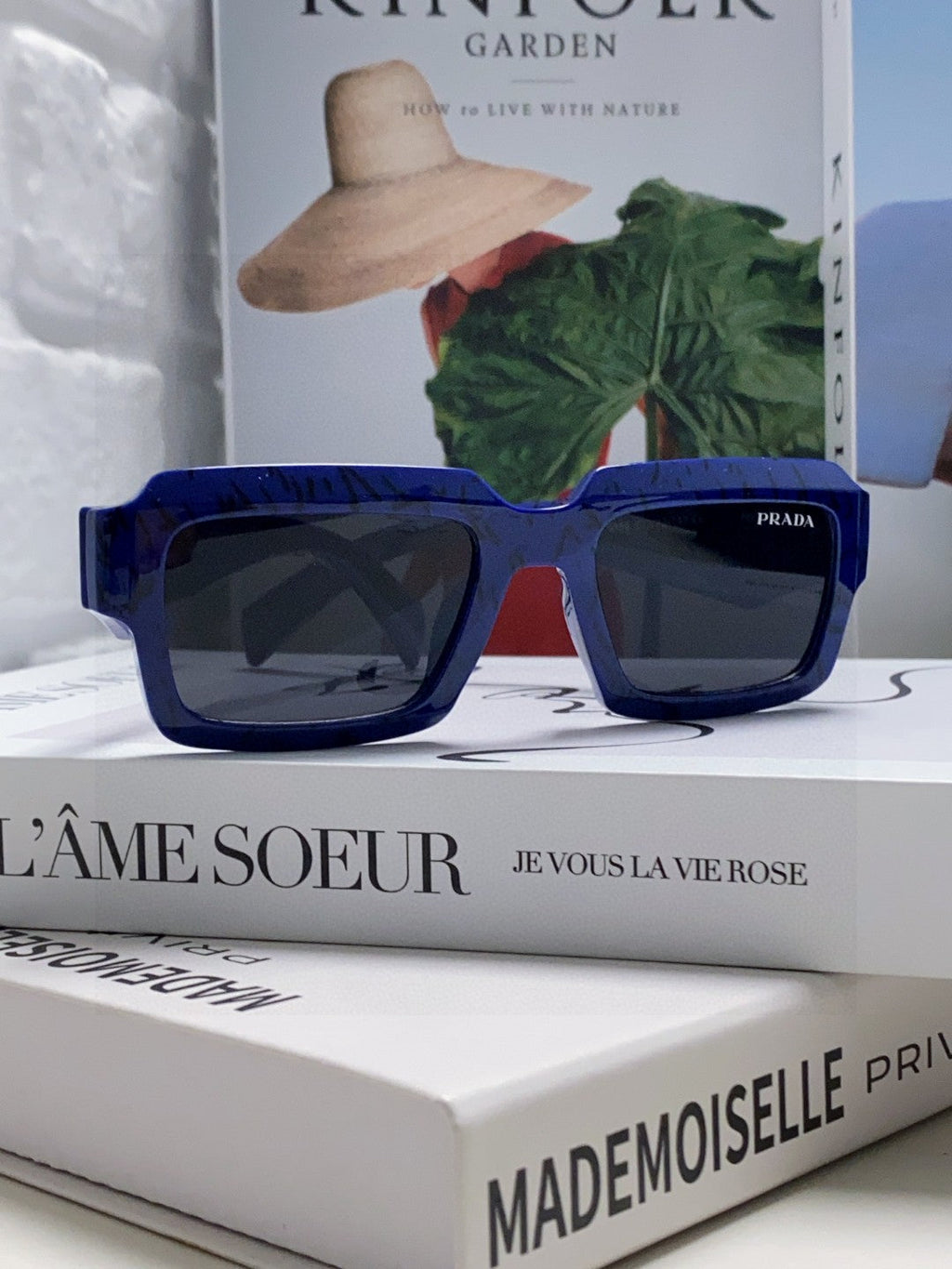 Retro inverted triangle logo sunglasses