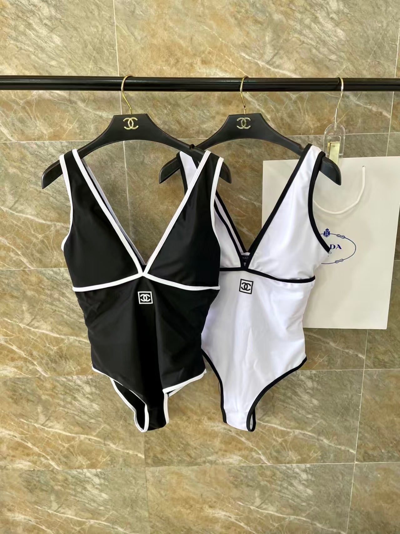 New backless one-piece swimsuit