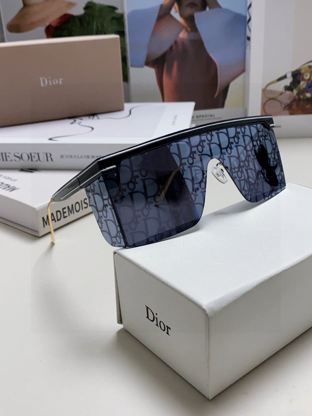 Large frame letter logo fashionable sunglasses