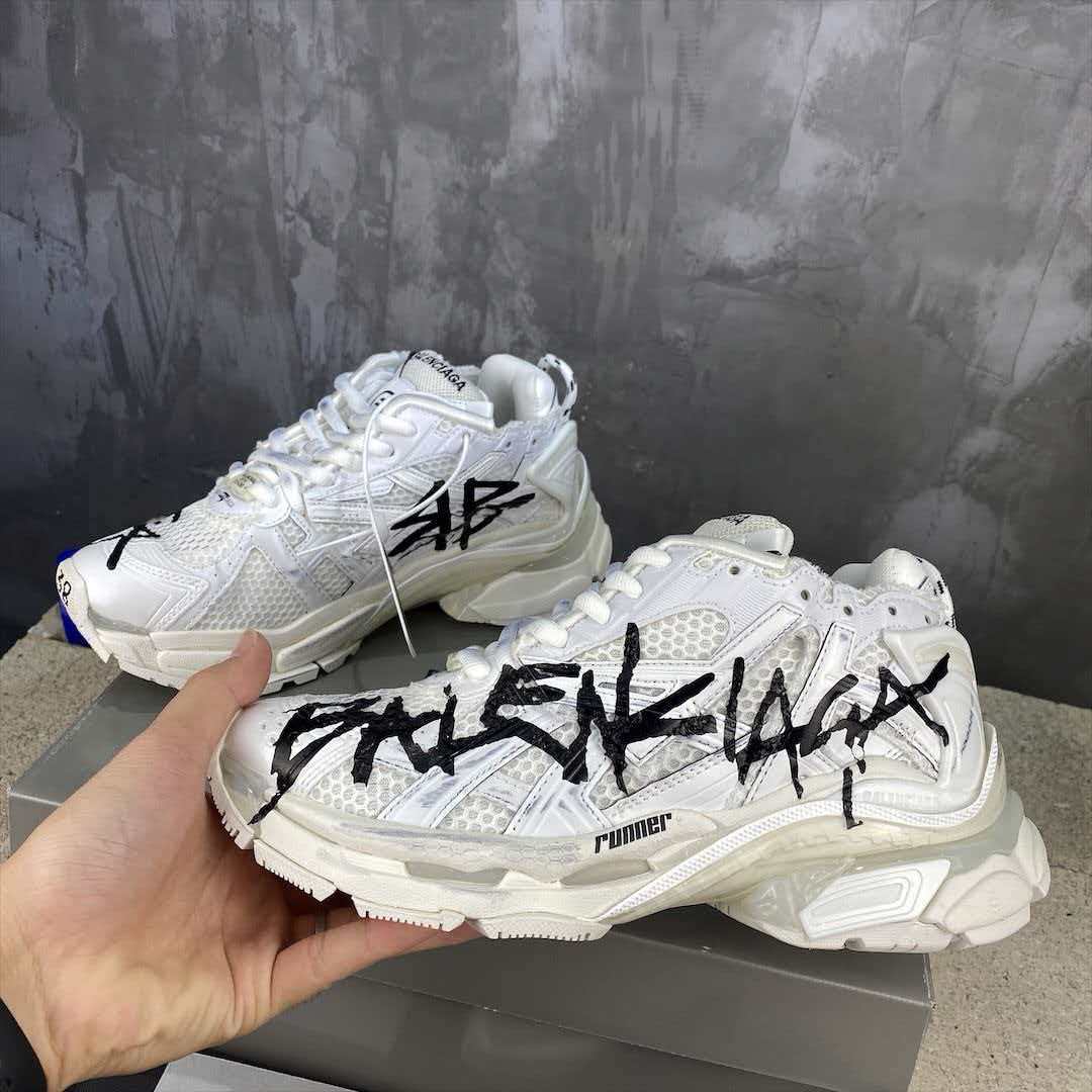 Wear and tear style sports shoes
