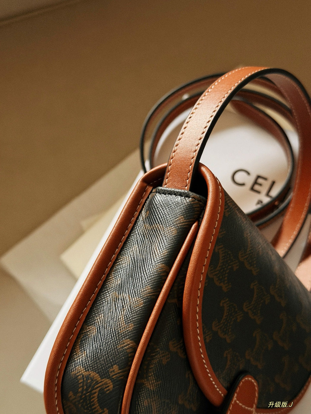 Small label saddle bag