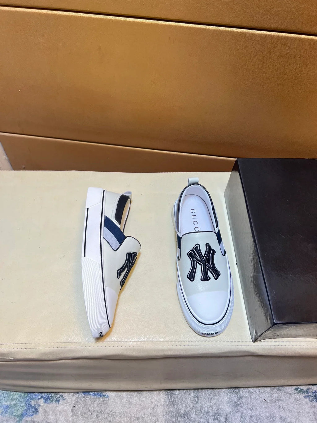 Modern style sports men's shoes