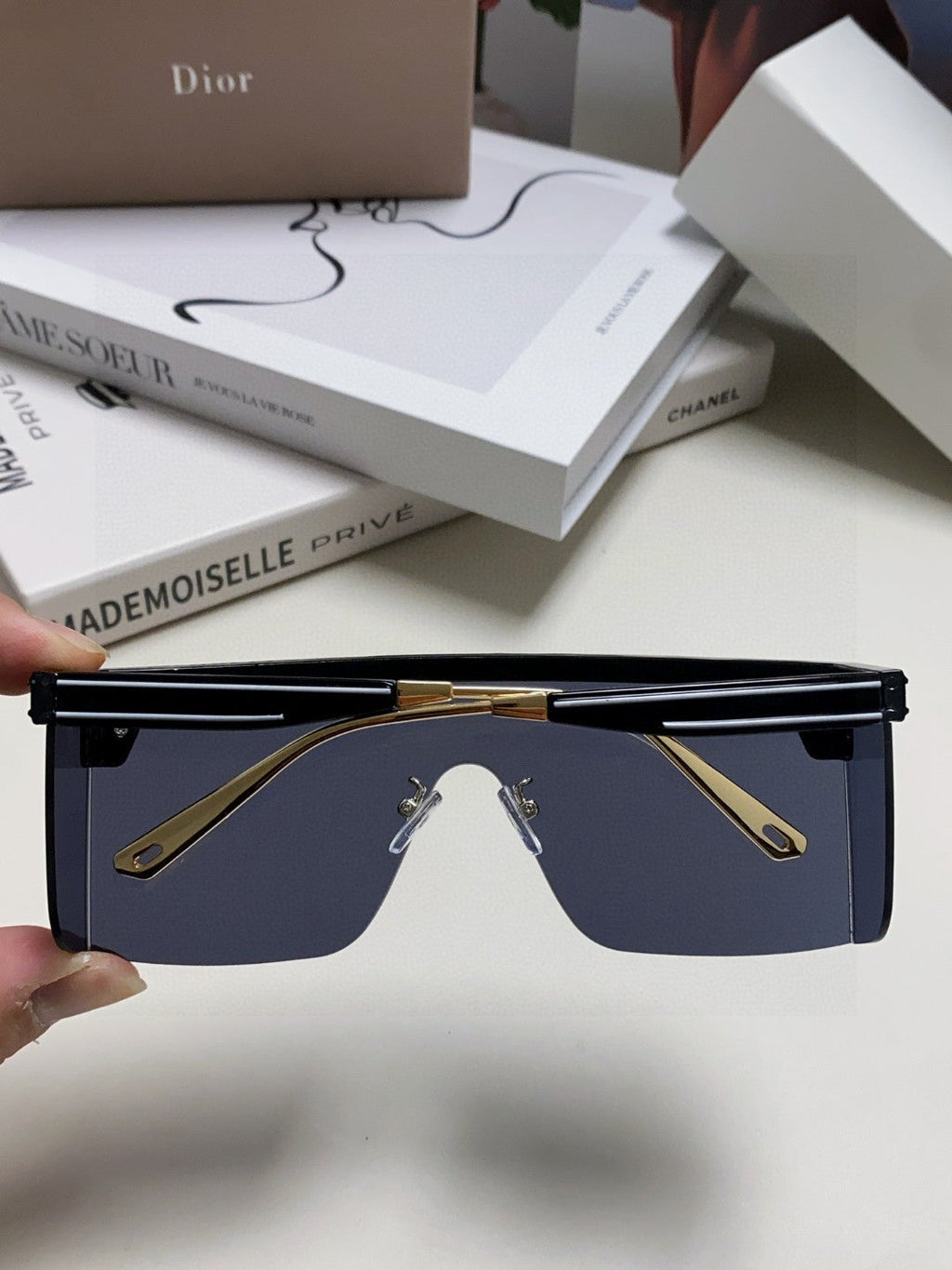 Large frame letter logo fashionable sunglasses