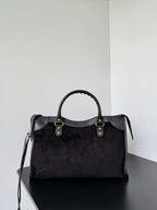 Classic and complex modern style handbag