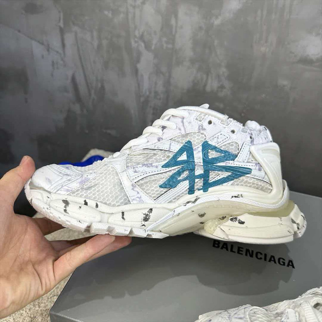 Wear and tear style sports shoes