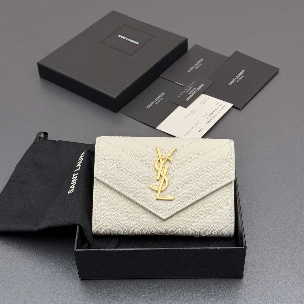 Short grain embossed leather three fold short bag