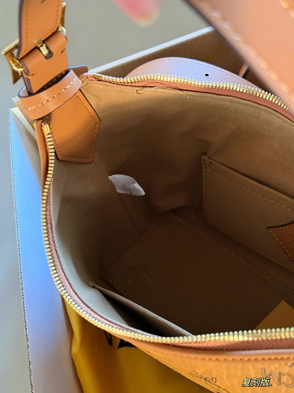 Bull horn armpit bag