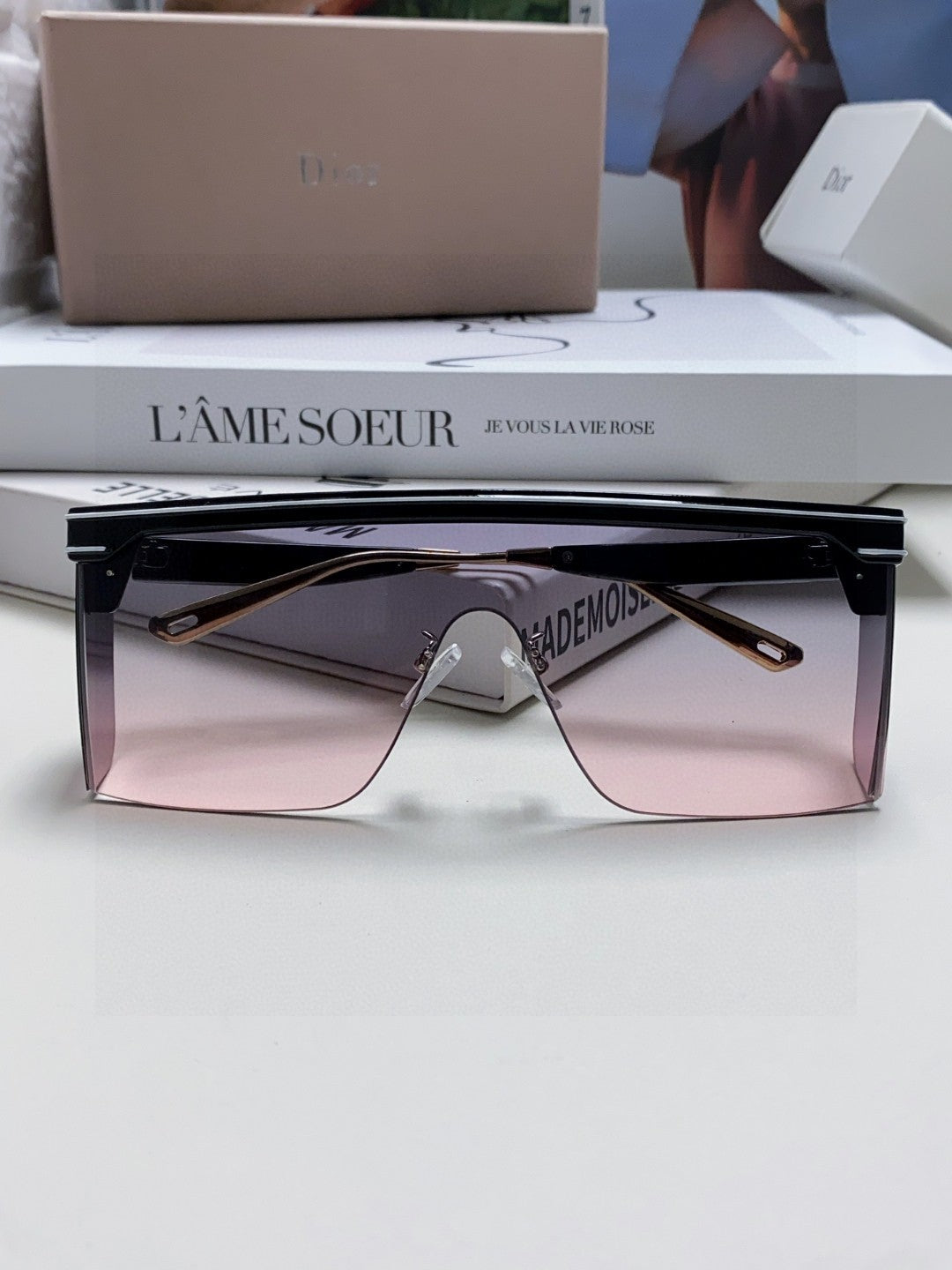 Large frame letter logo fashionable sunglasses