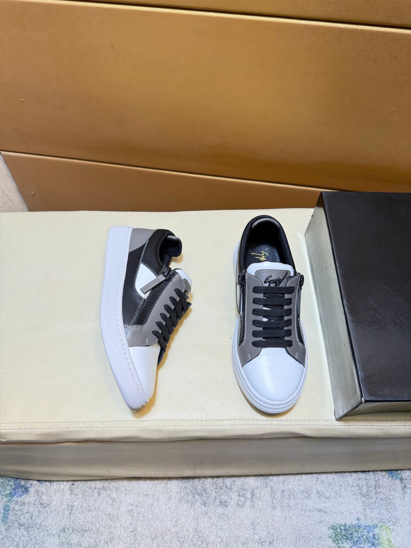 Lazy footrest style shoe upper breathable lace up board shoes
