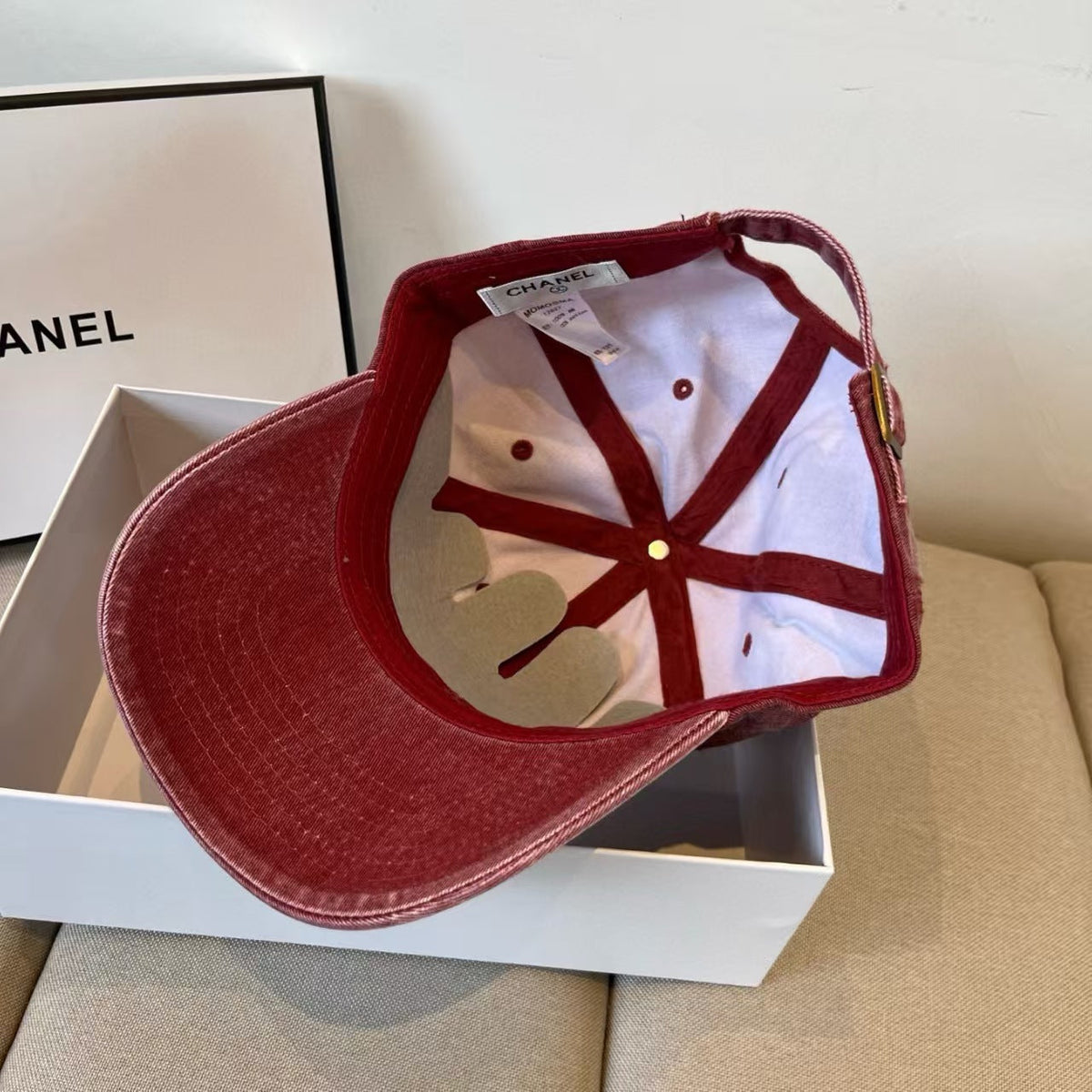 Explosive letter embroidered baseball cap