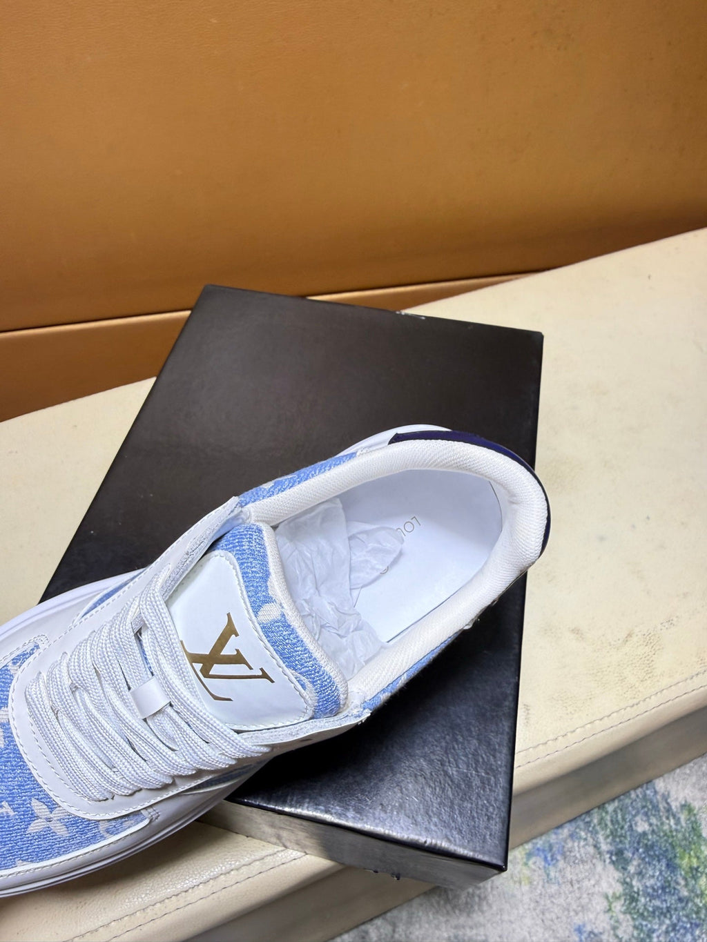 Unique modern style sports shoes