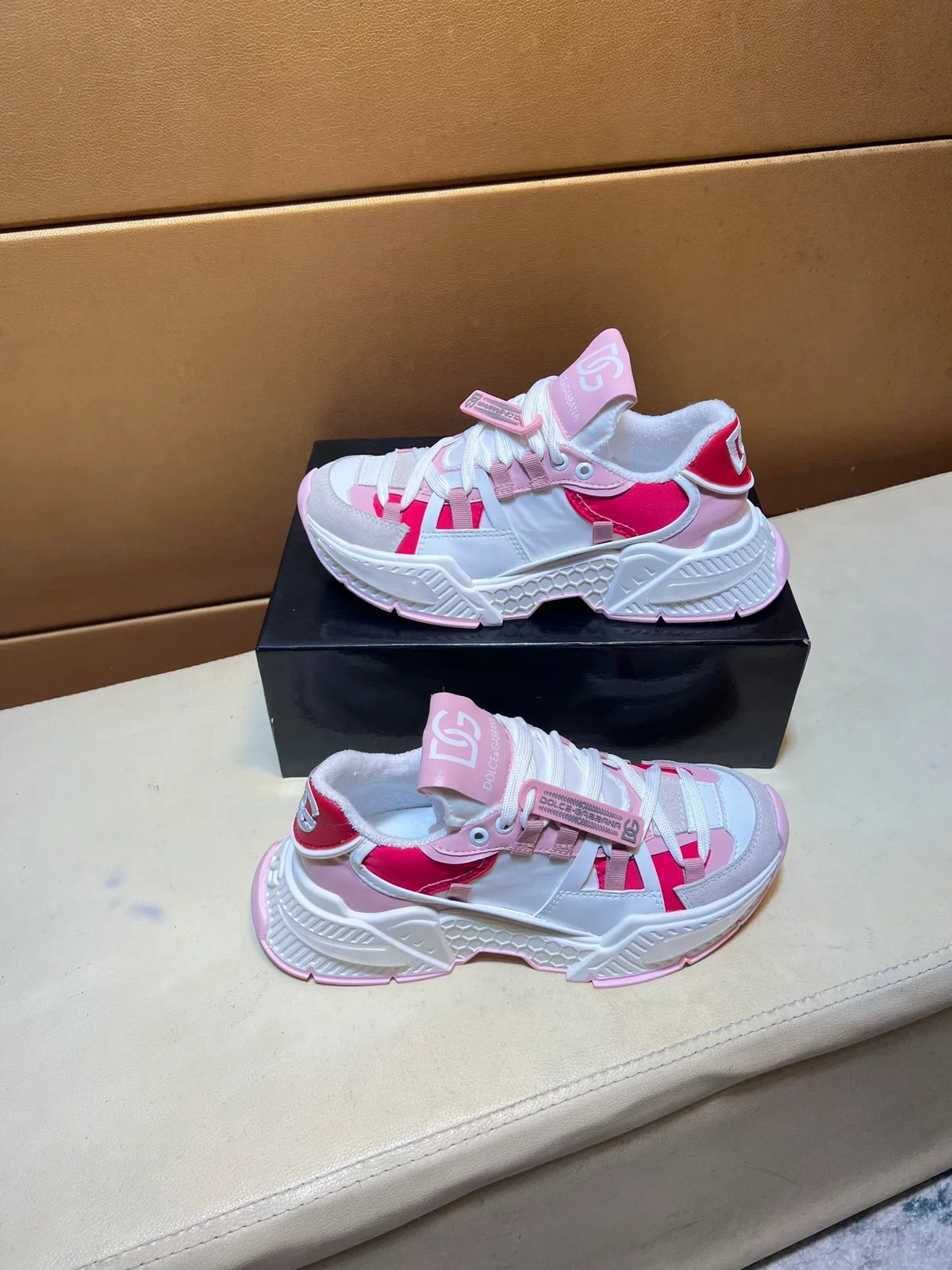 Unique modern style sports shoes